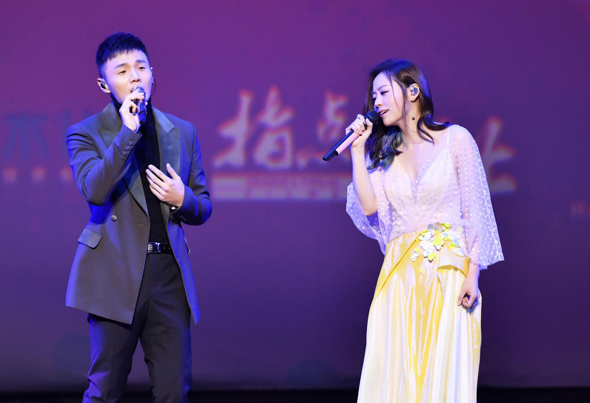 张靓颖李荣浩赵英俊出席活动 开启互夸模式