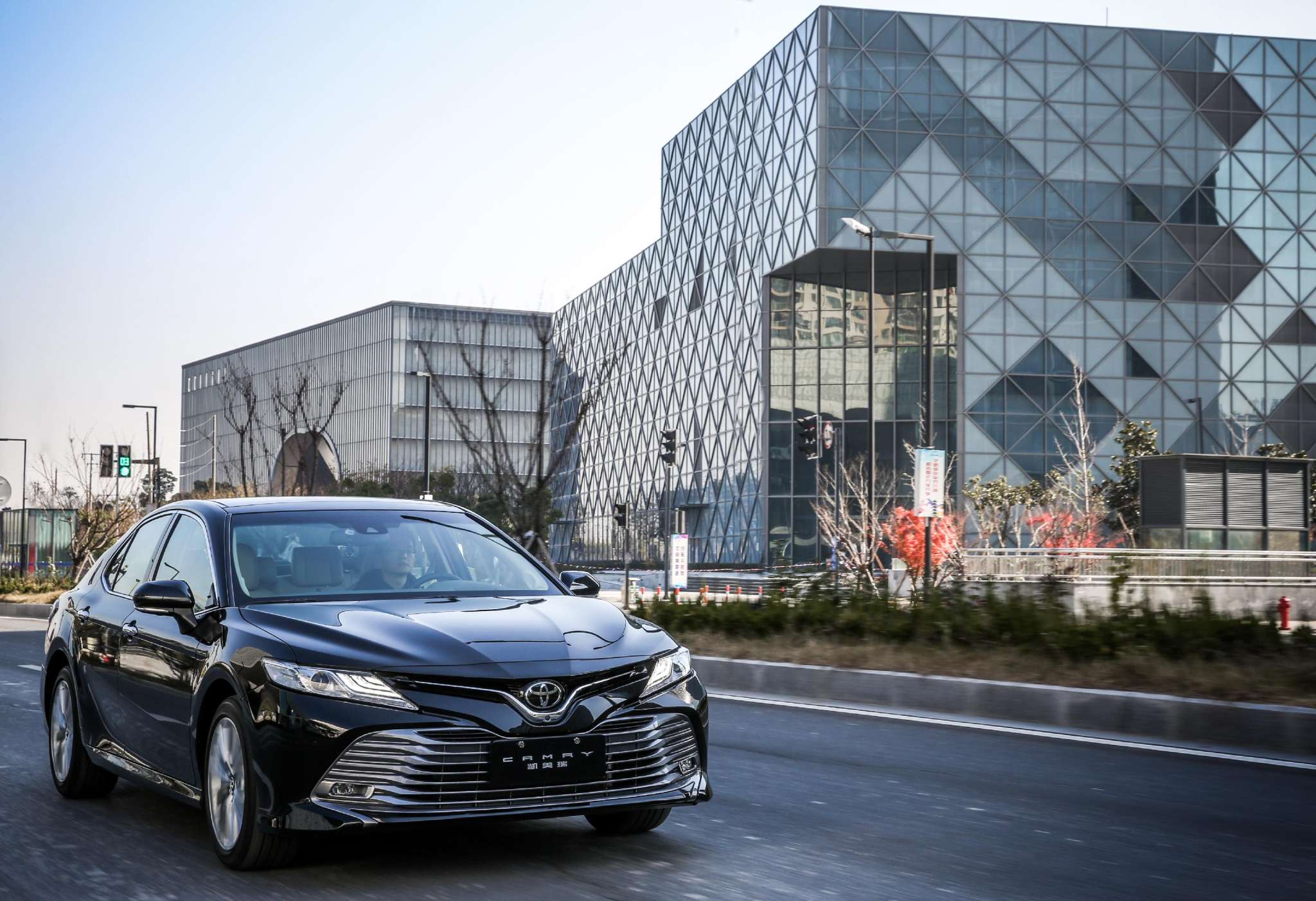 第八代凯美瑞,无论是外观还是质量上,都可以把你迷住!