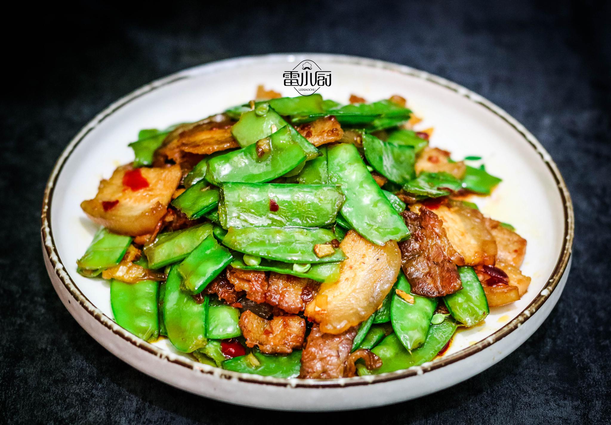 【荷兰豆炒肉】食材:荷兰豆,五花肉,料酒,生姜,郫县豆瓣酱,生抽,白糖