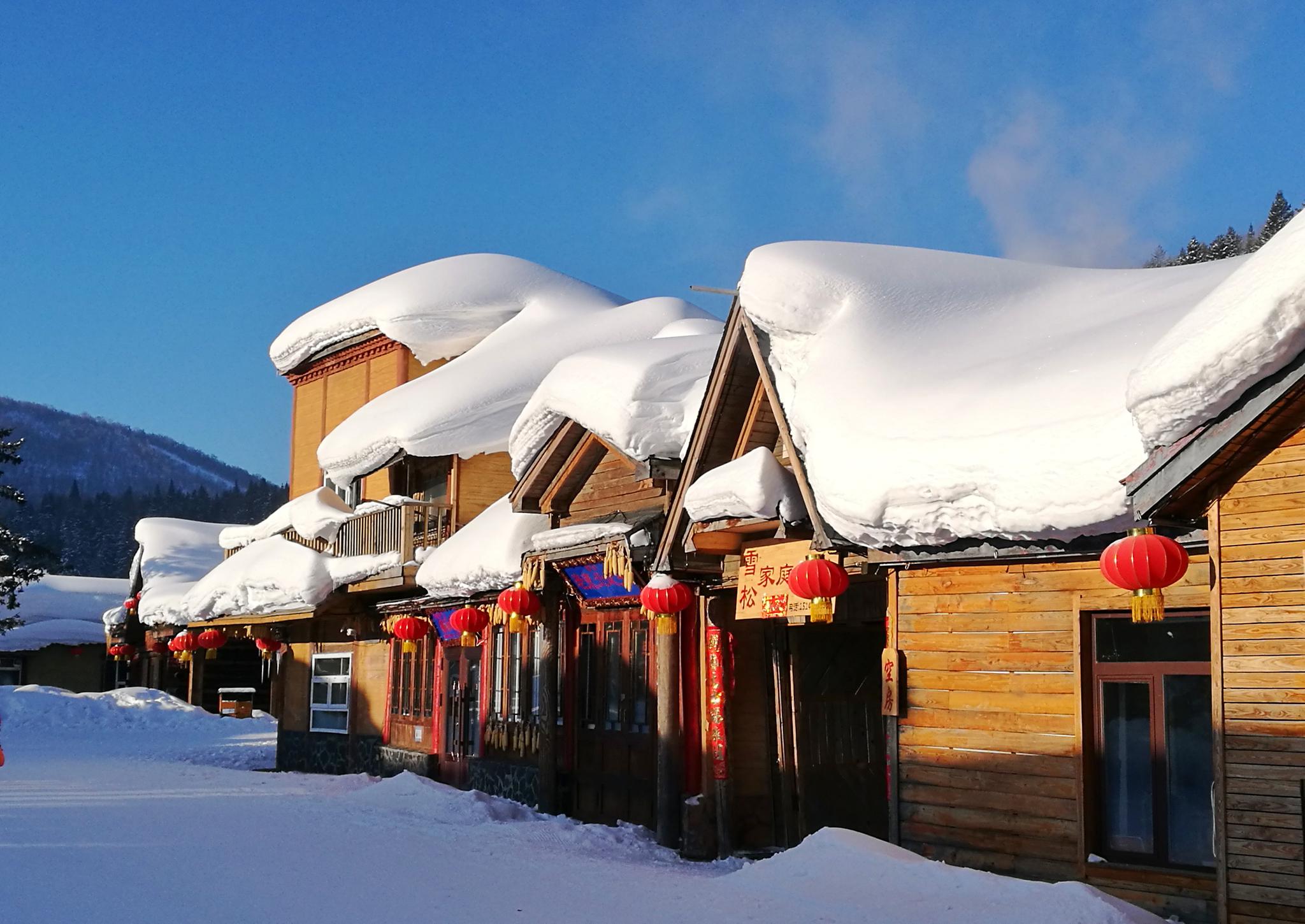 清晨的雪乡格外迷人，和煦的阳光，厚厚的积雪。_新浪新闻