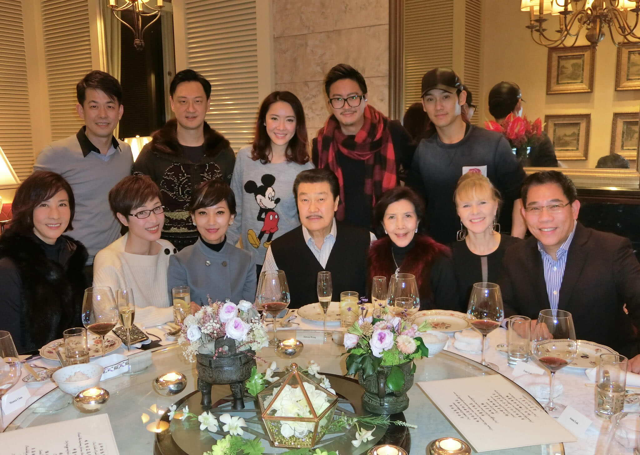 陈法蓉与赵雅芝等明星好友聚会,其中两位是港姐冠军