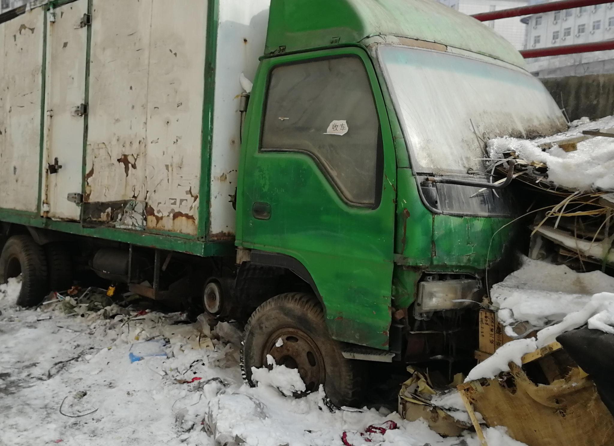 僵尸车扎堆,破坏环境,阻挡行人