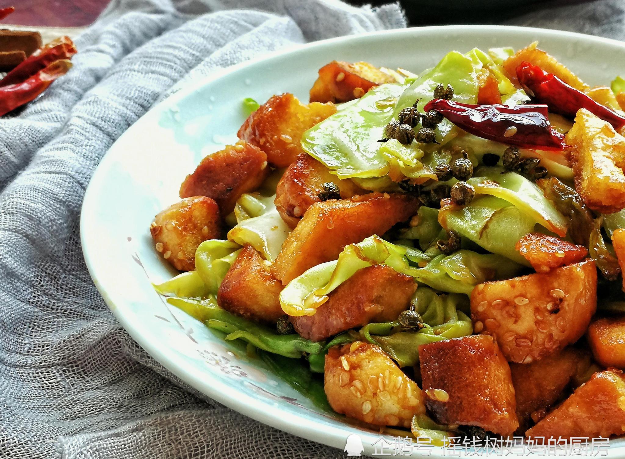 馕炒包包菜,新疆餐厅上座率超高的一道菜,其实成本才几块钱