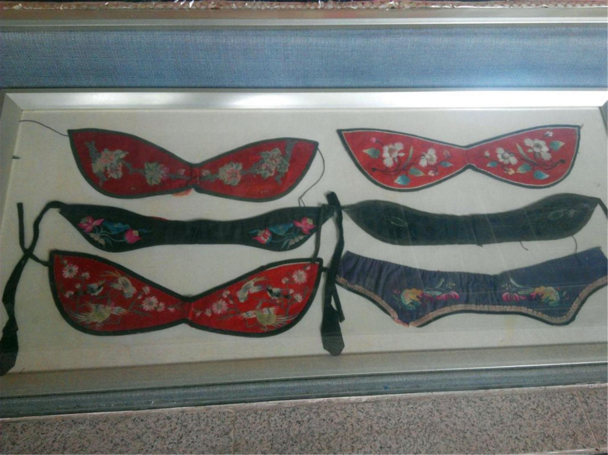 清朝女人穿的内衣原来是这样，花色繁多全手工刺绣