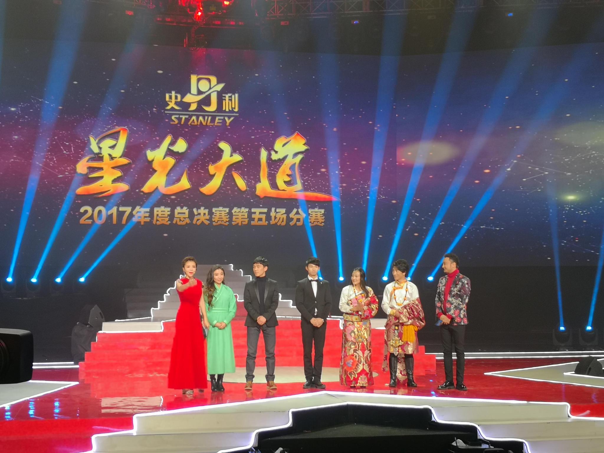 宁现身央视《星光大道》节目录制现场,应邀担任年度总决赛嘉宾评委