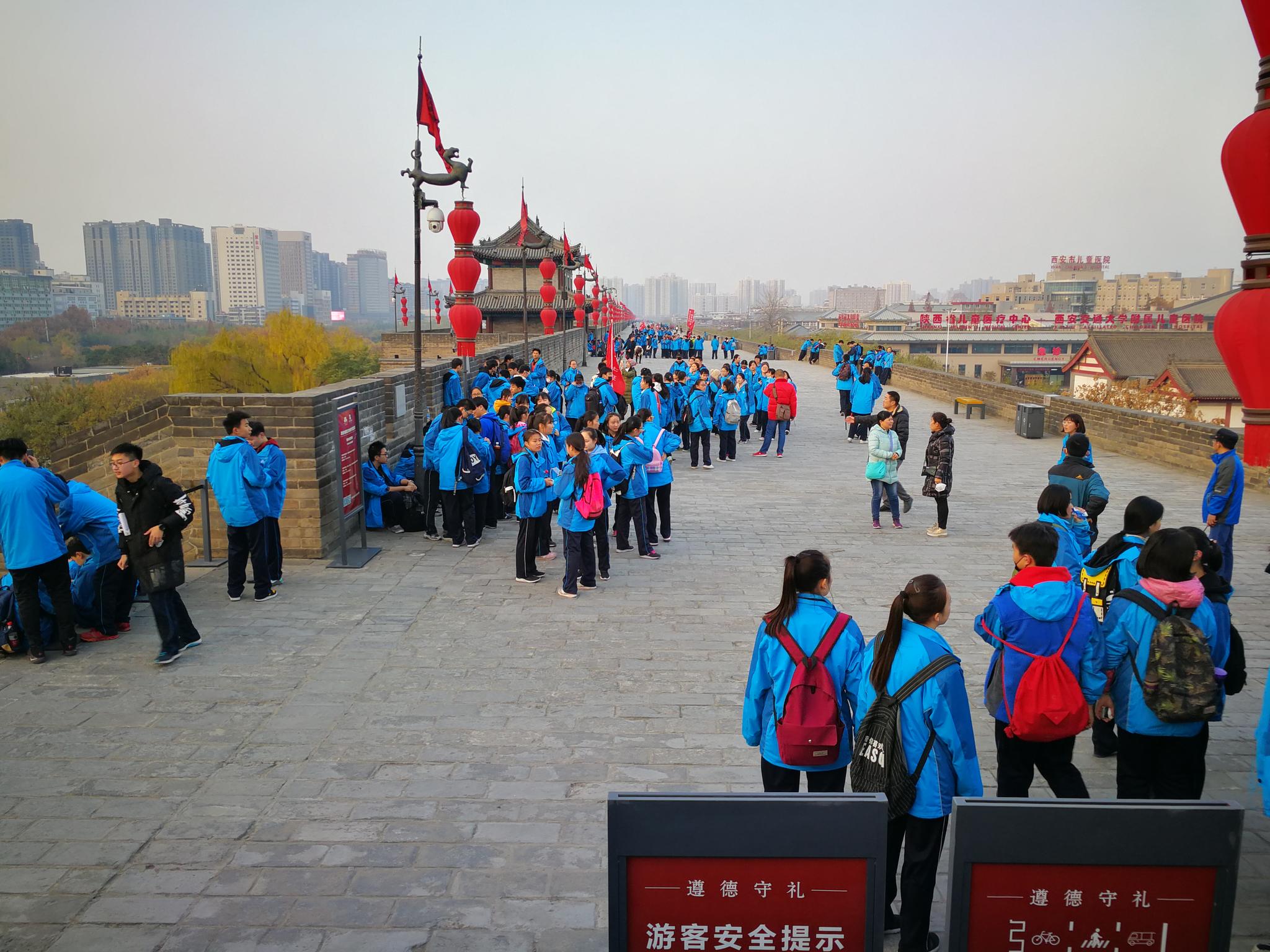 西安第七十中学组织登城墙感受历史,研学旅行