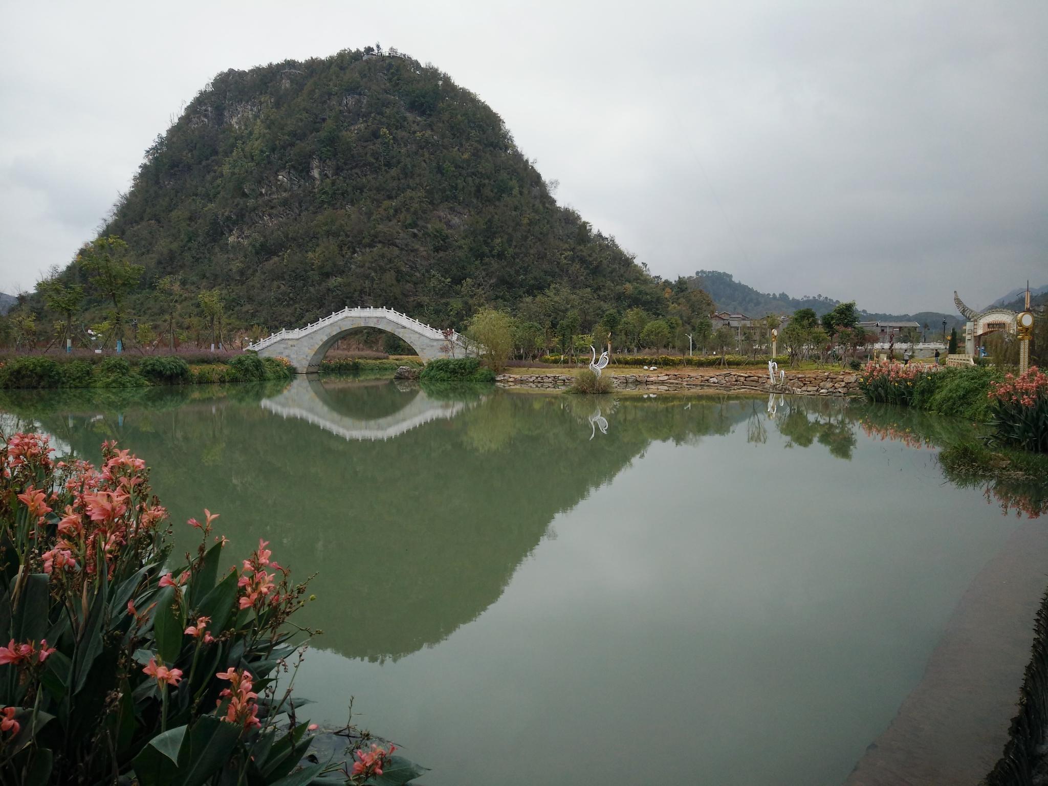 黔西南兴仁屯脚风光景秀气候宜人美女舞蹈