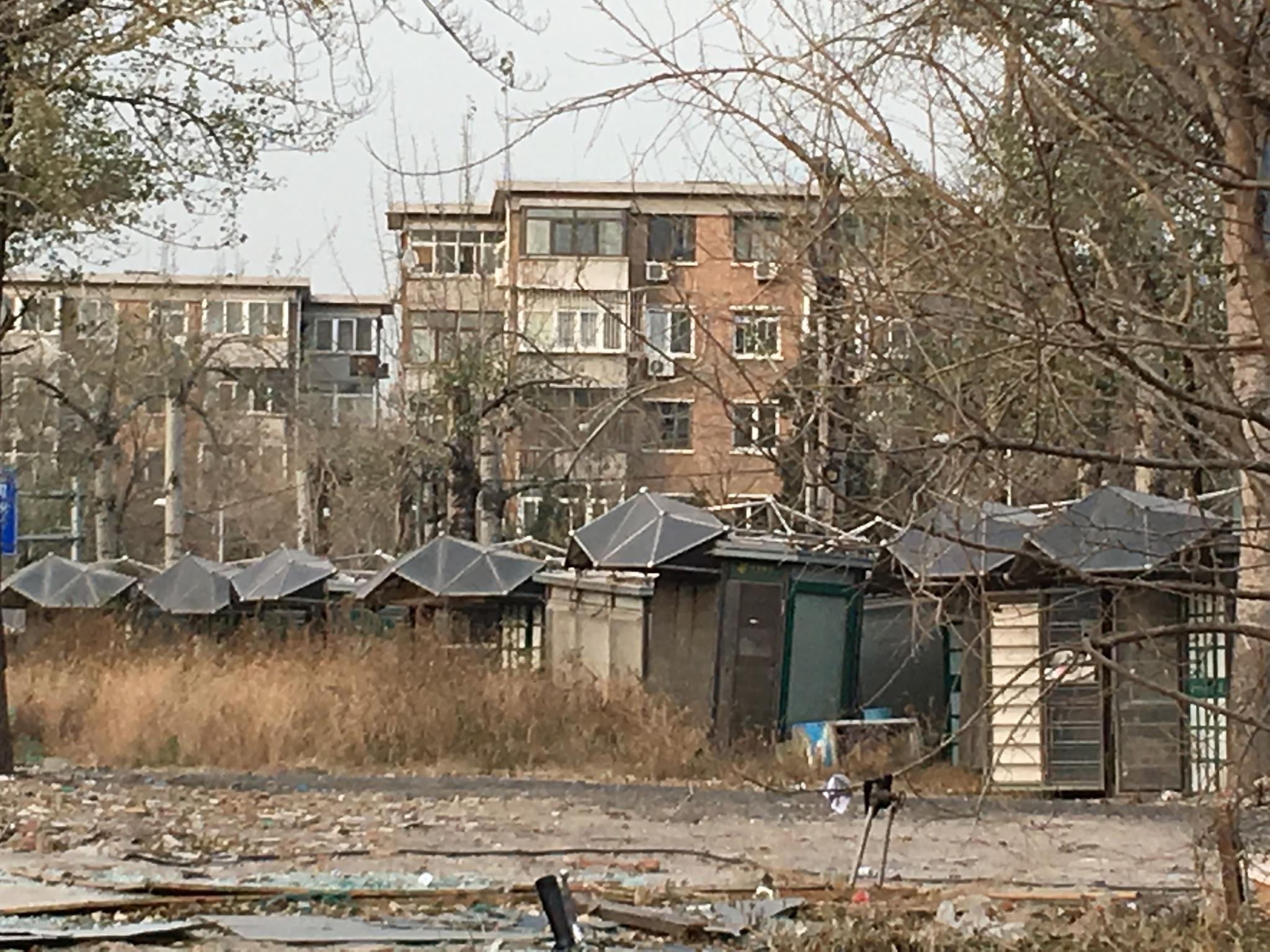 北京数十邮政报刊亭被闲置在废弃院落与垃圾为伍