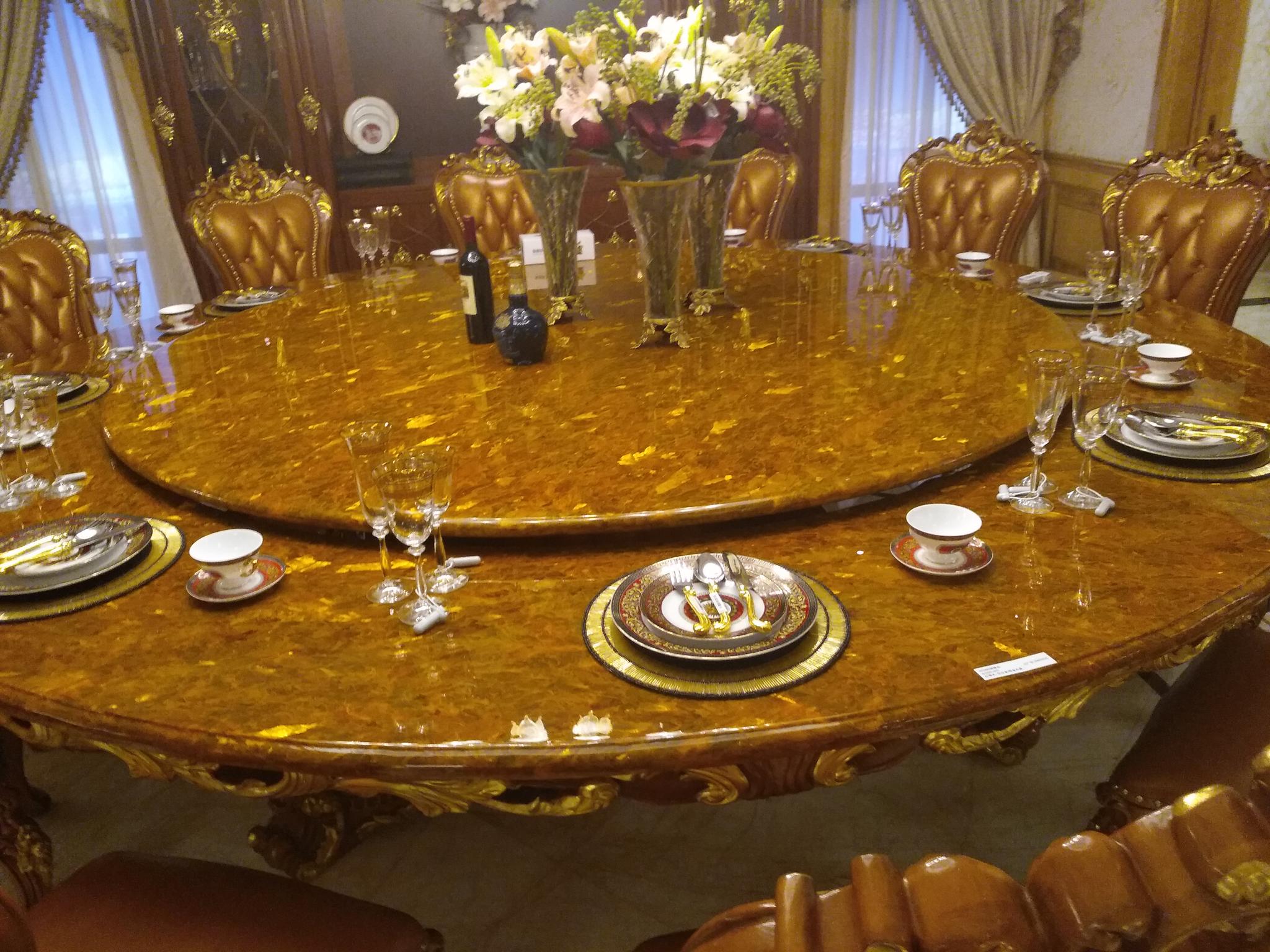 这桌子是宴会大场合的,摆这浪费