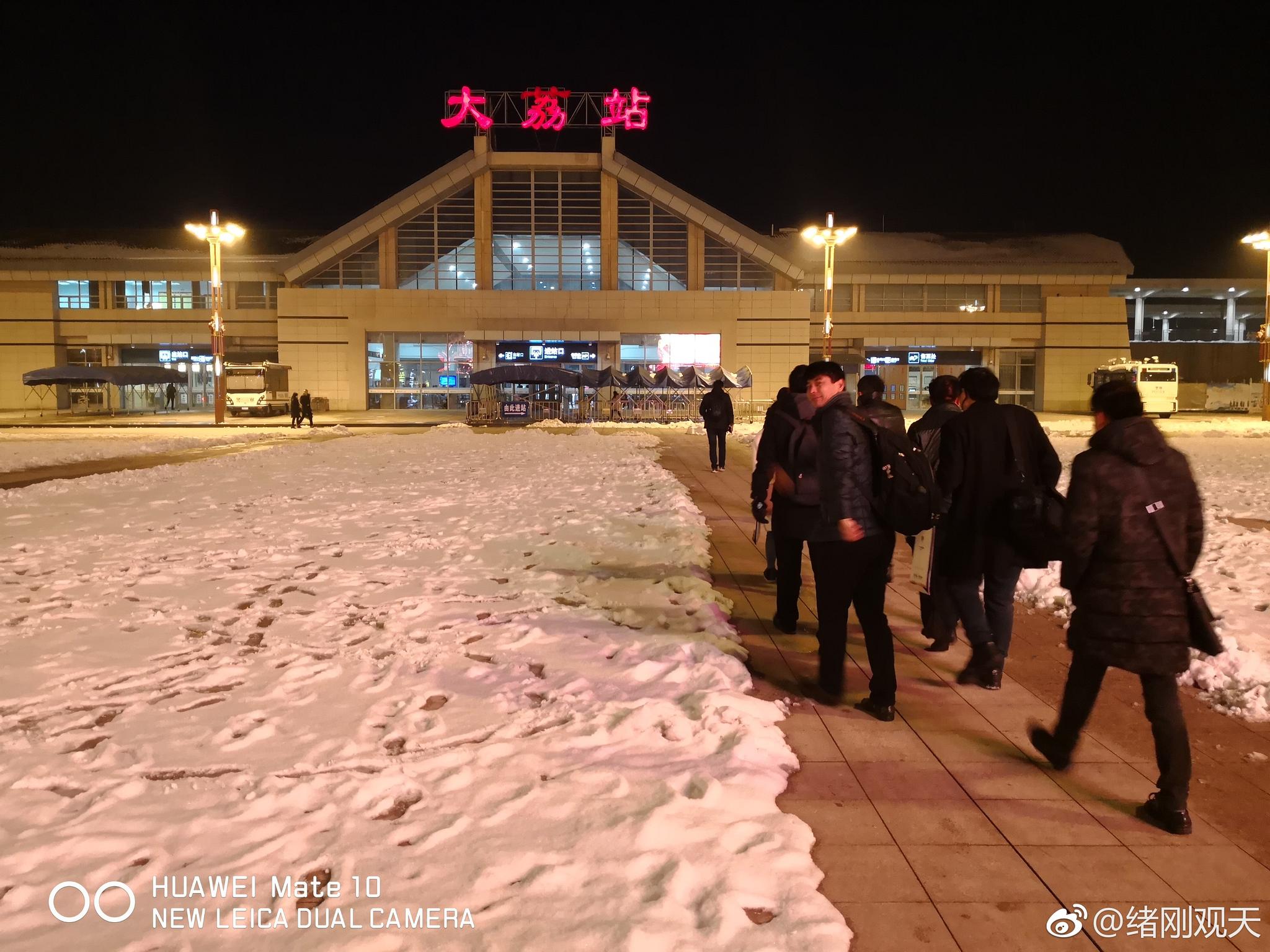 高铁一再晚点三四百人滞留大荔高铁站