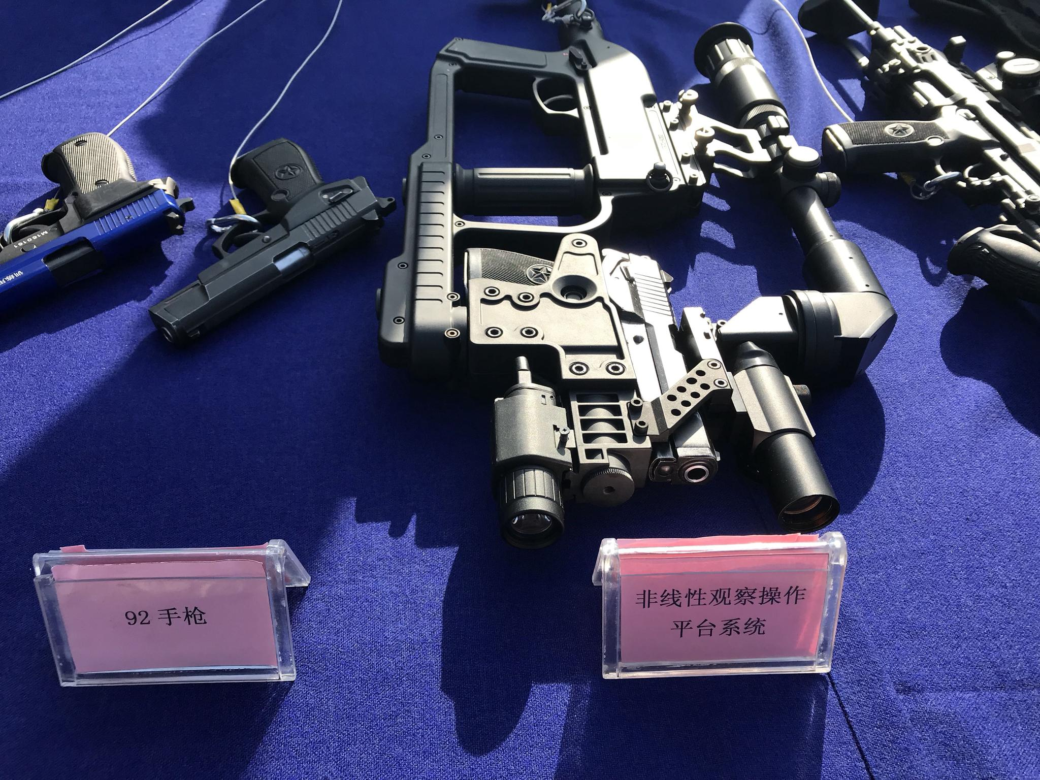 110宣传日公安特警展示武器装备