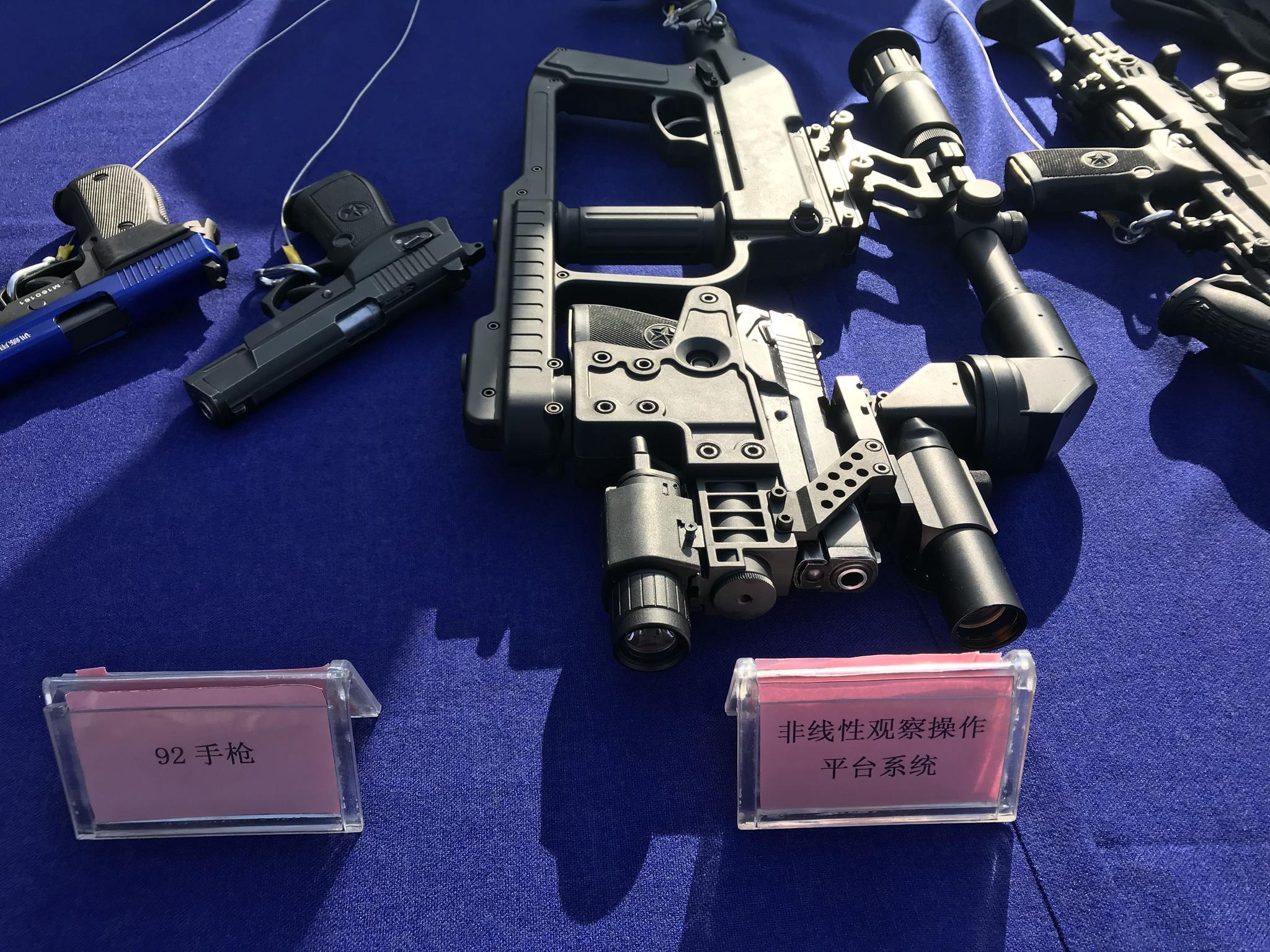 110宣传日公安特警展示武器装备