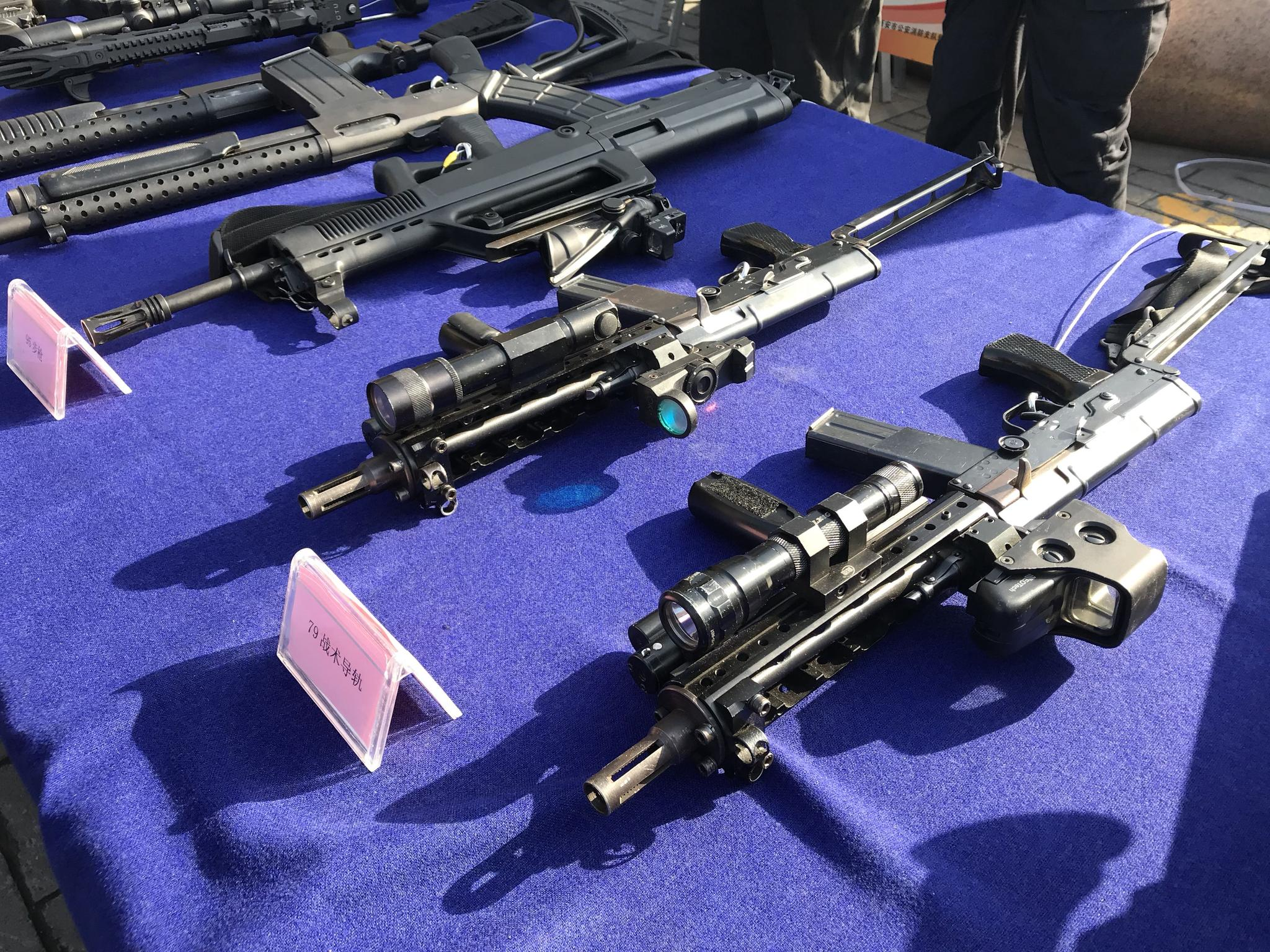 110宣传日公安特警展示武器装备