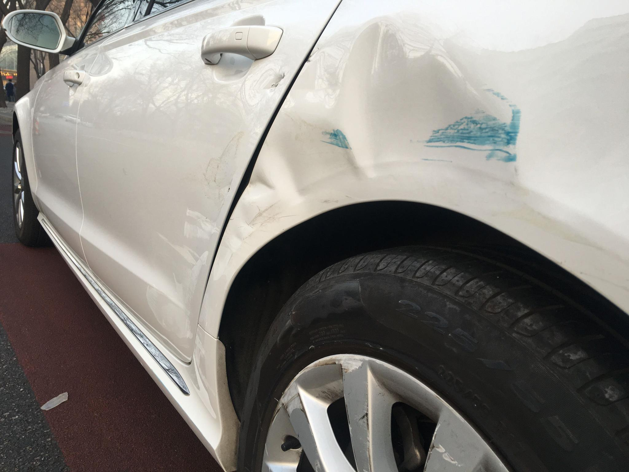 北京海淀一丁字路口汽车拐弯撞奥迪