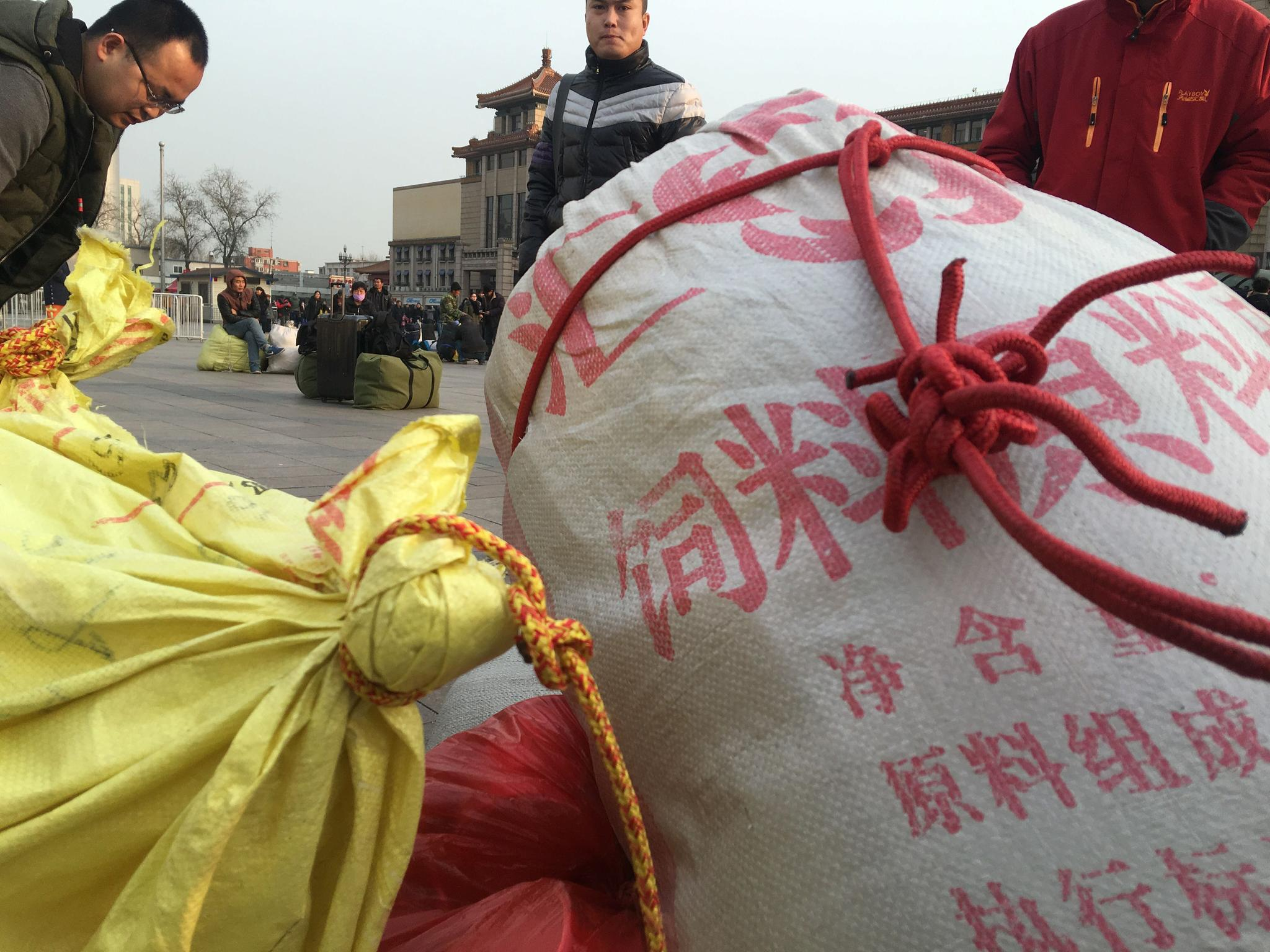 北京火车站农民工携行李暂别北京