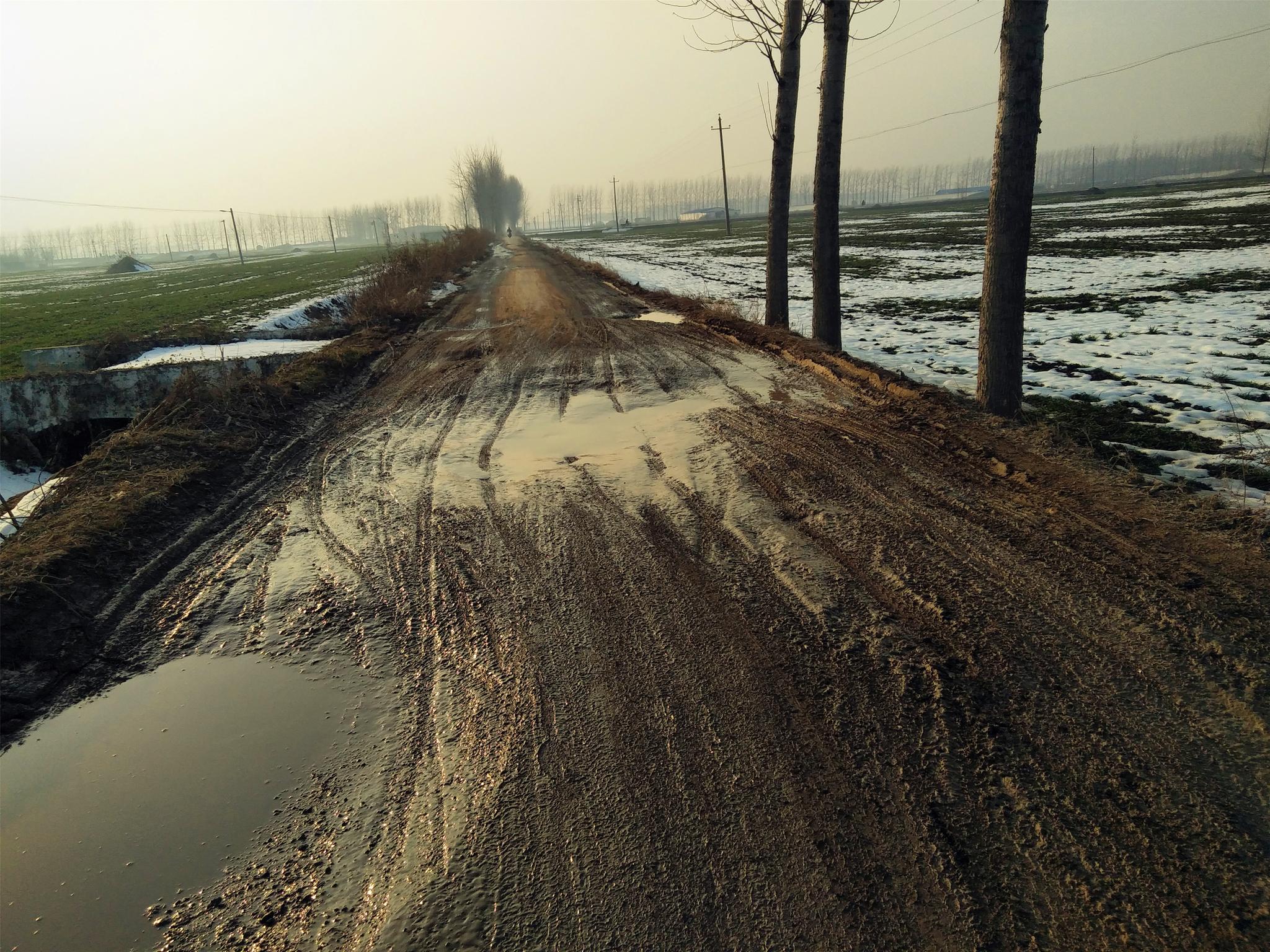 周口女子因道路泥泞拒绝结婚,称啥时候修好路再结