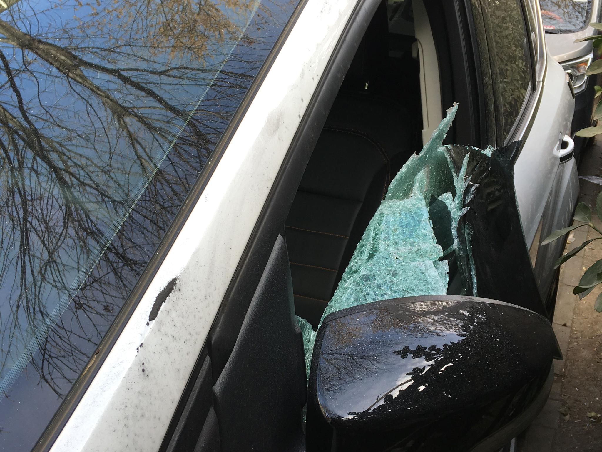 车辆驾驶位置车窗被砸.