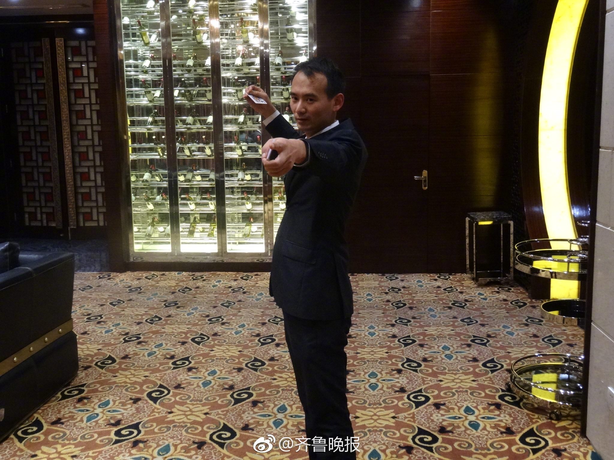 厉害了这个小伙把扑克牌玩成了小李飞刀