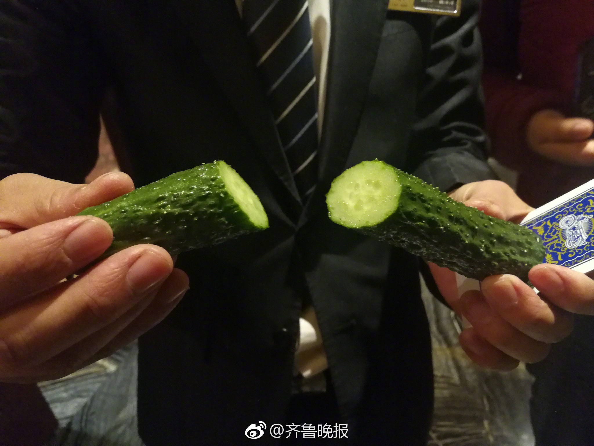 厉害了这个小伙把扑克牌玩成了小李飞刀