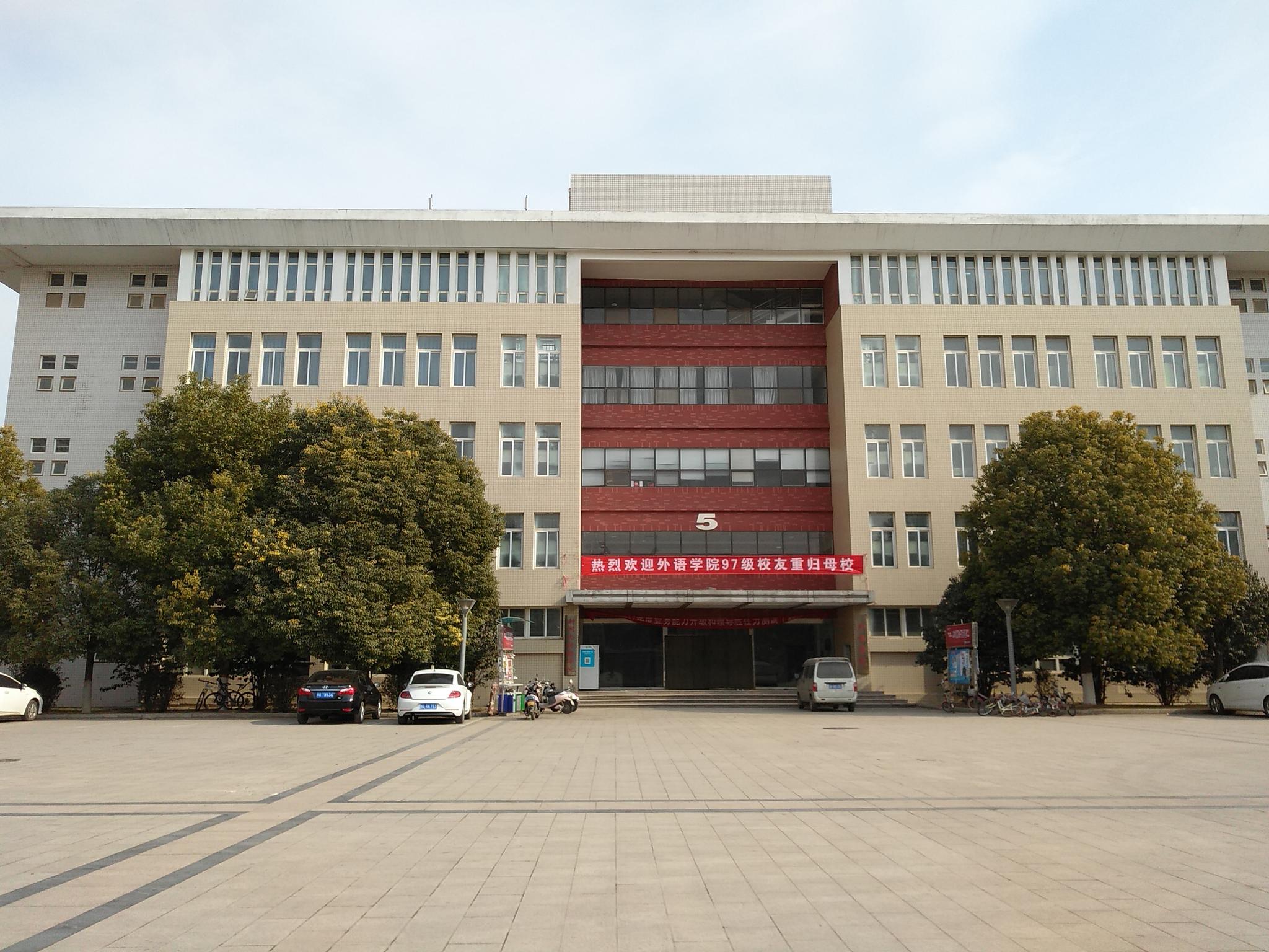 河南工业大学莲花街校区平面图河南工业大学大门后面的校训:明德,求实