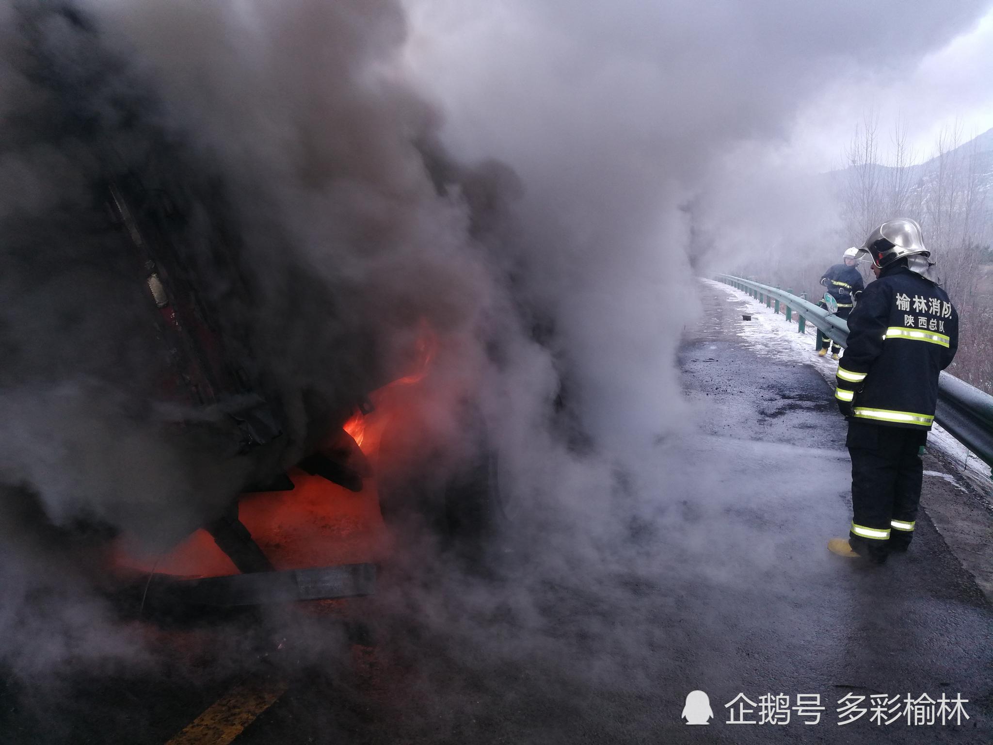 神木高速拉煤车轮胎着火 现场浓烟滚滚|神木|轮胎|拉煤车_新浪新闻