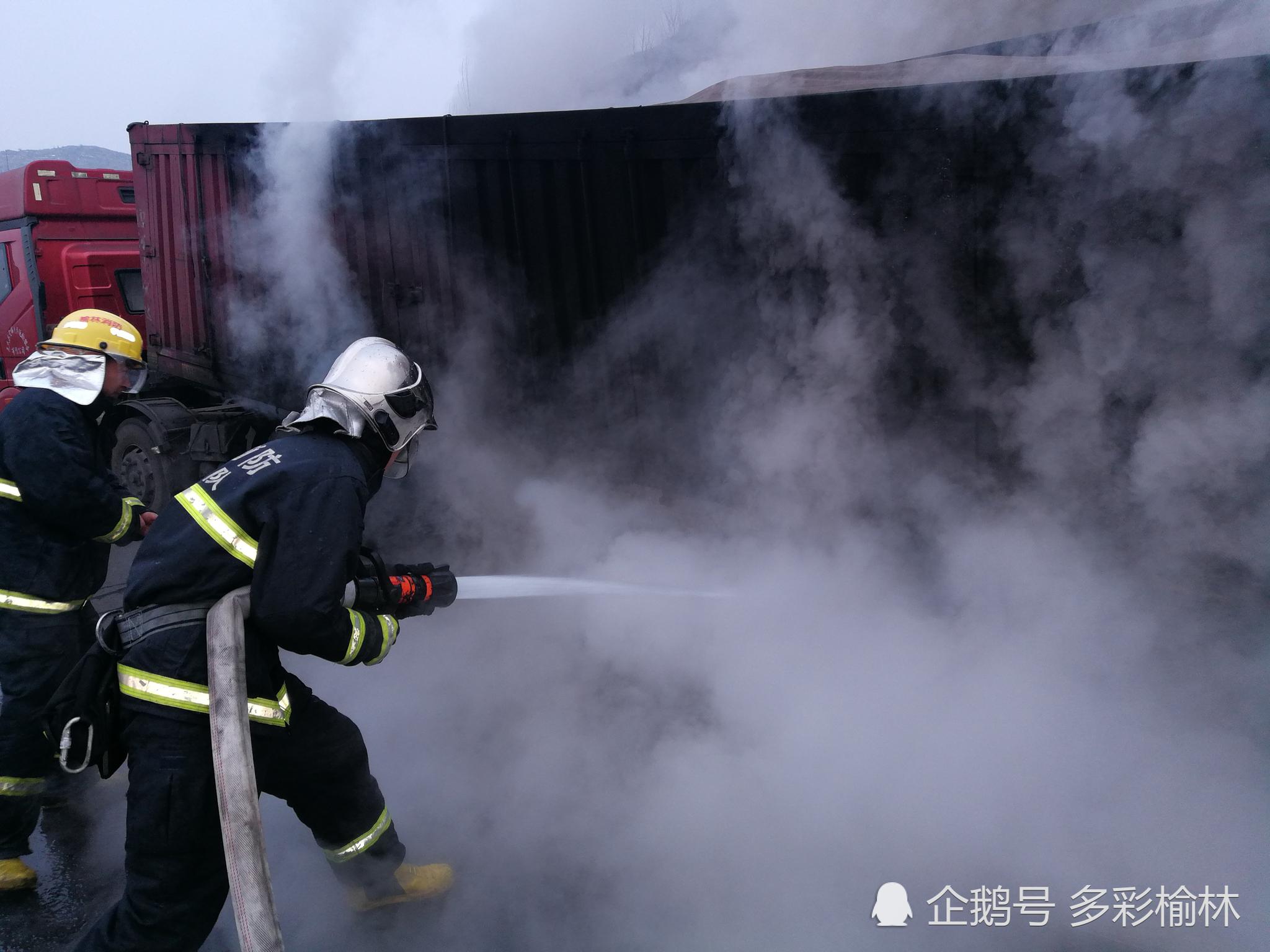 神木高速拉煤车轮胎着火 现场浓烟滚滚