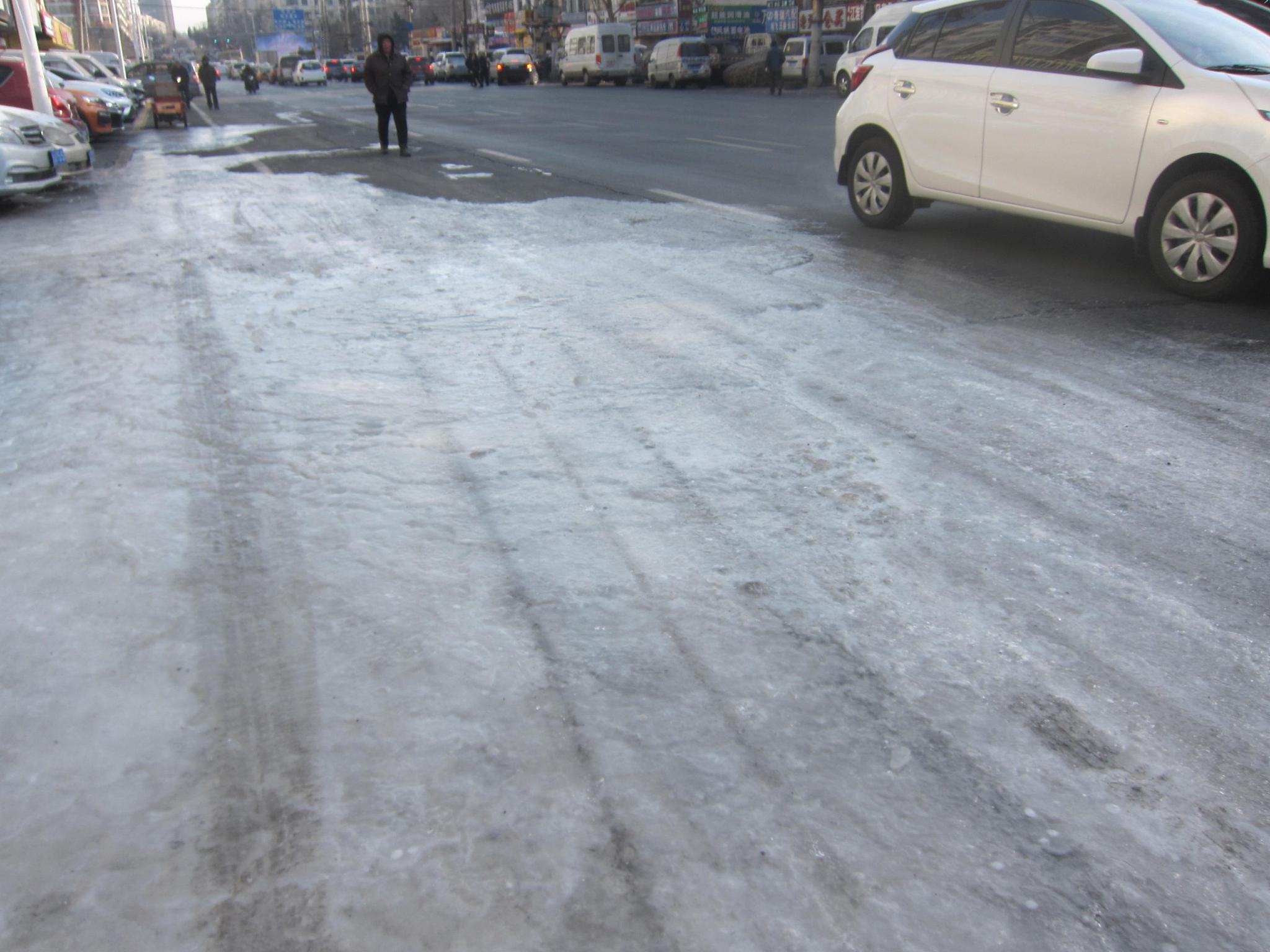 正文                            关键字 : 冰层轮胎冻冰路面结冰