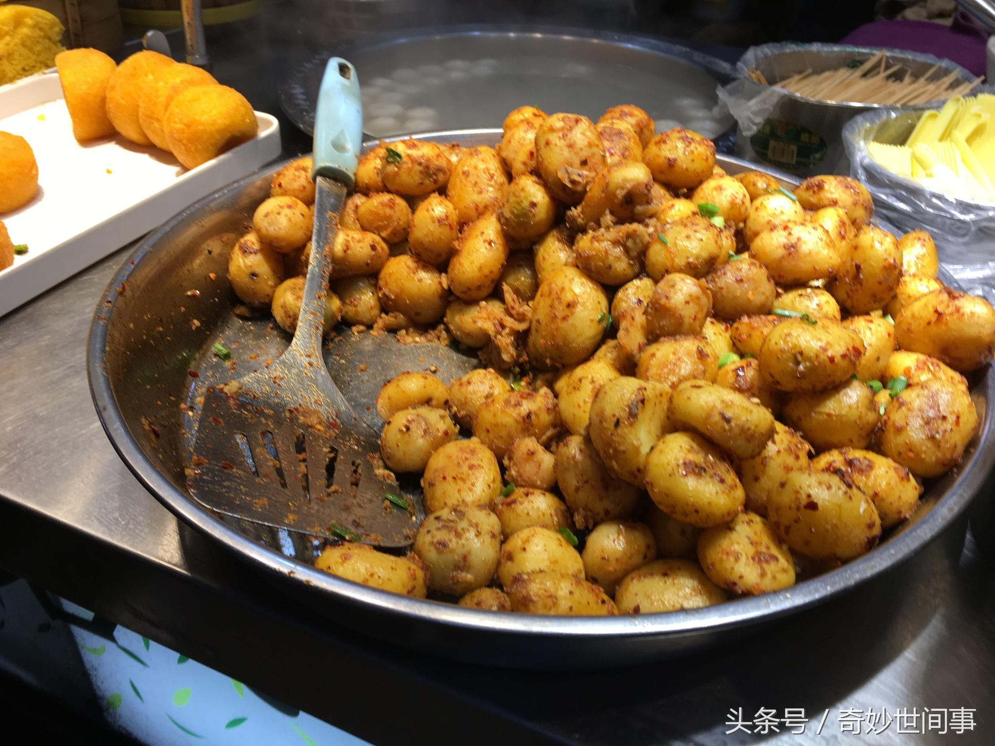 男子摆摊卖特色小吃价格便宜份量足一天能卖好几百碗