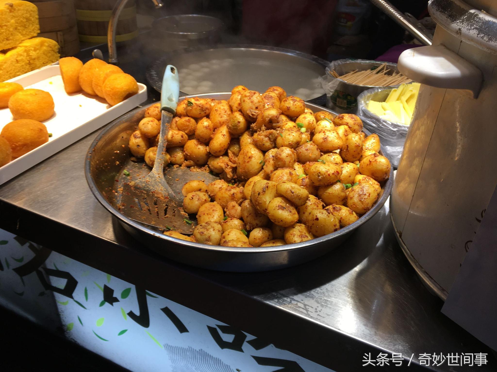 男子摆摊卖“特色小吃”,价格便宜份量足,一天能卖好几百碗|价格|男子|特色小吃_新浪新闻