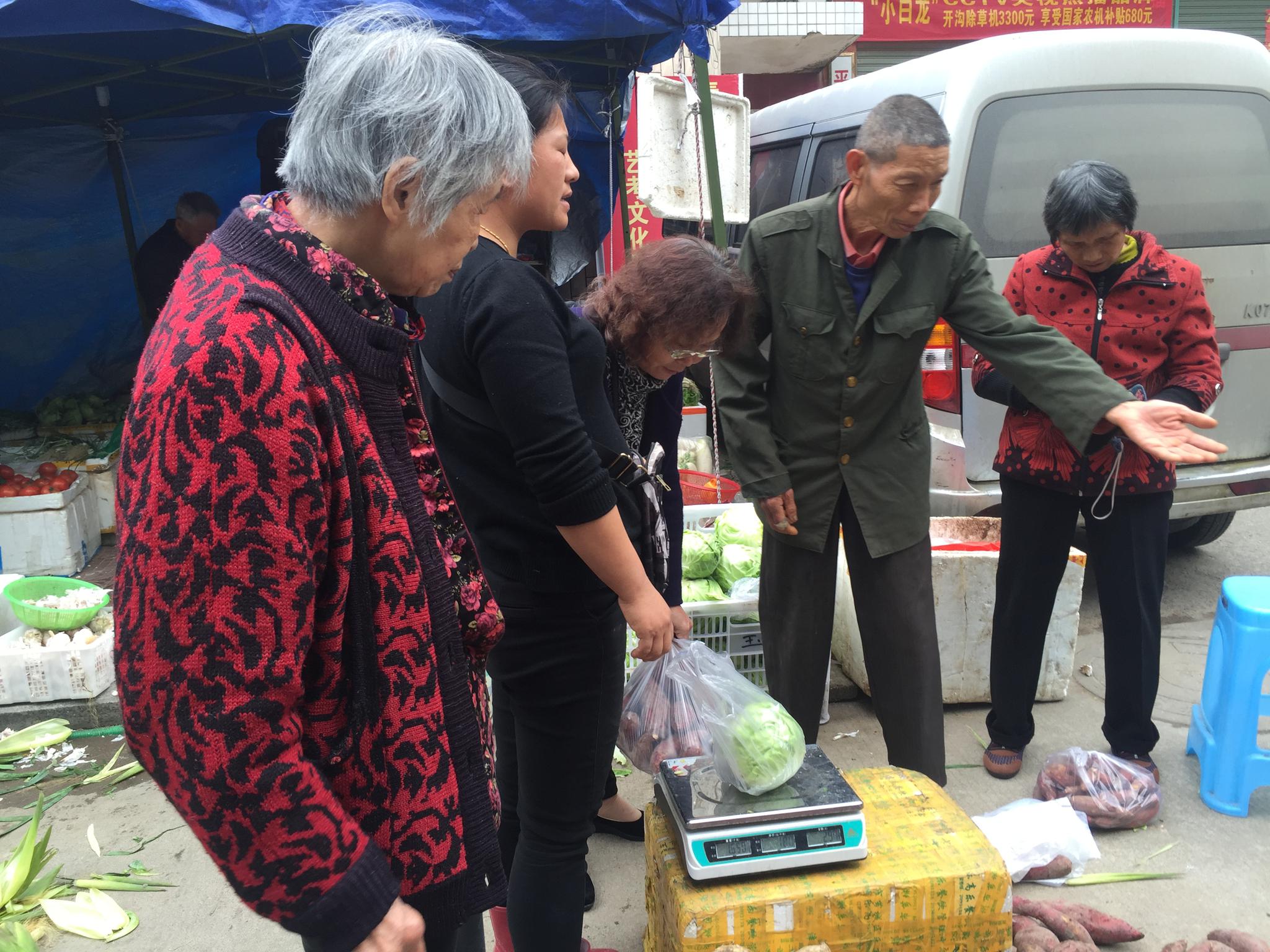 农村老人上街买东西,听得路人一句随口话,一下子不淡定了