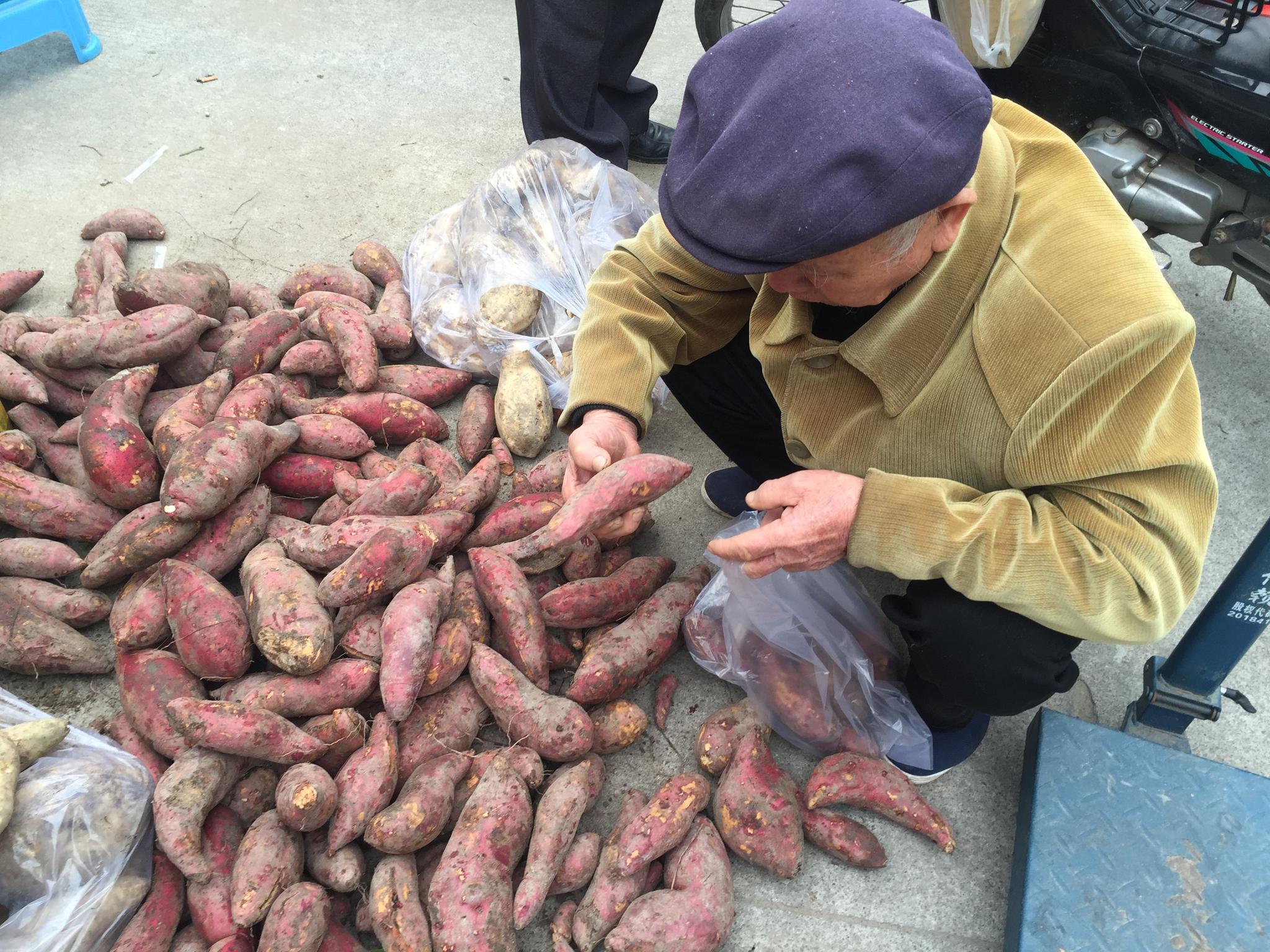 农村老人上街买东西,听得路人一句随口话,一下子不淡定了|地瓜|随口