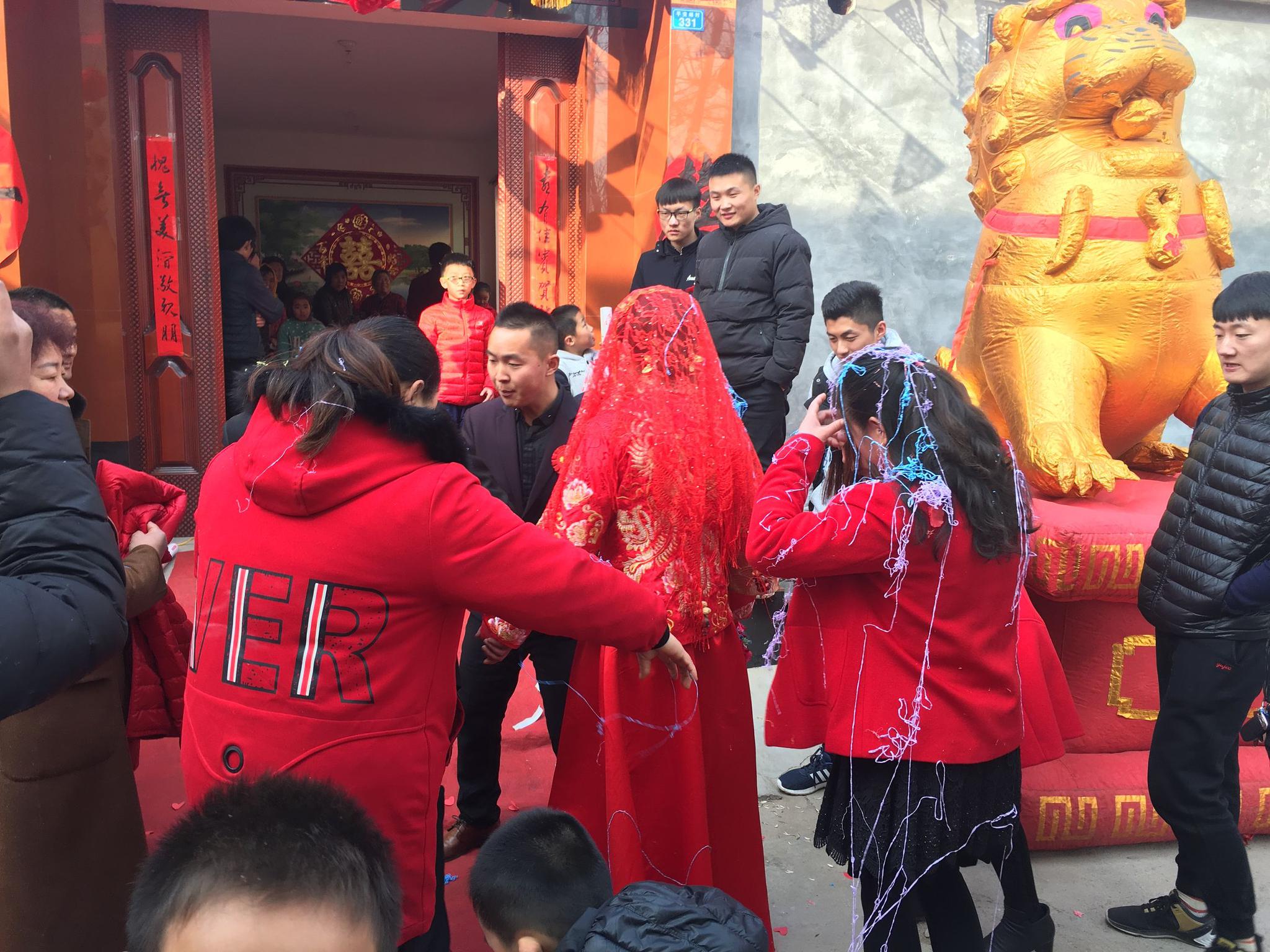 新郎脚底呼三下招招讲究,农村家宴办婚庆欢天喜地|新郎|农村|结婚