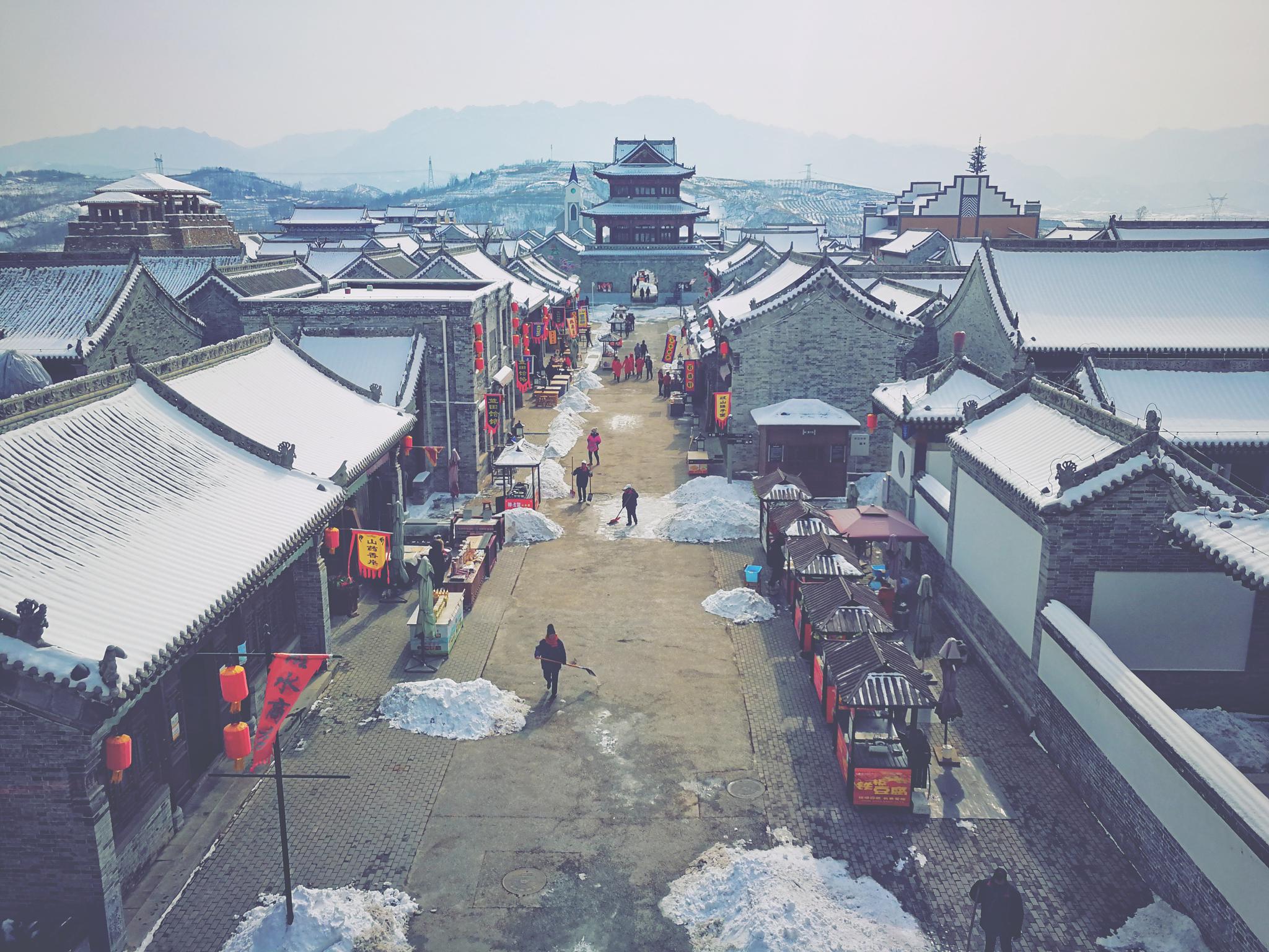 白鹿原影视城位于西安蓝田县冬日的影视城可以看见秦岭白鹿原影视城冬