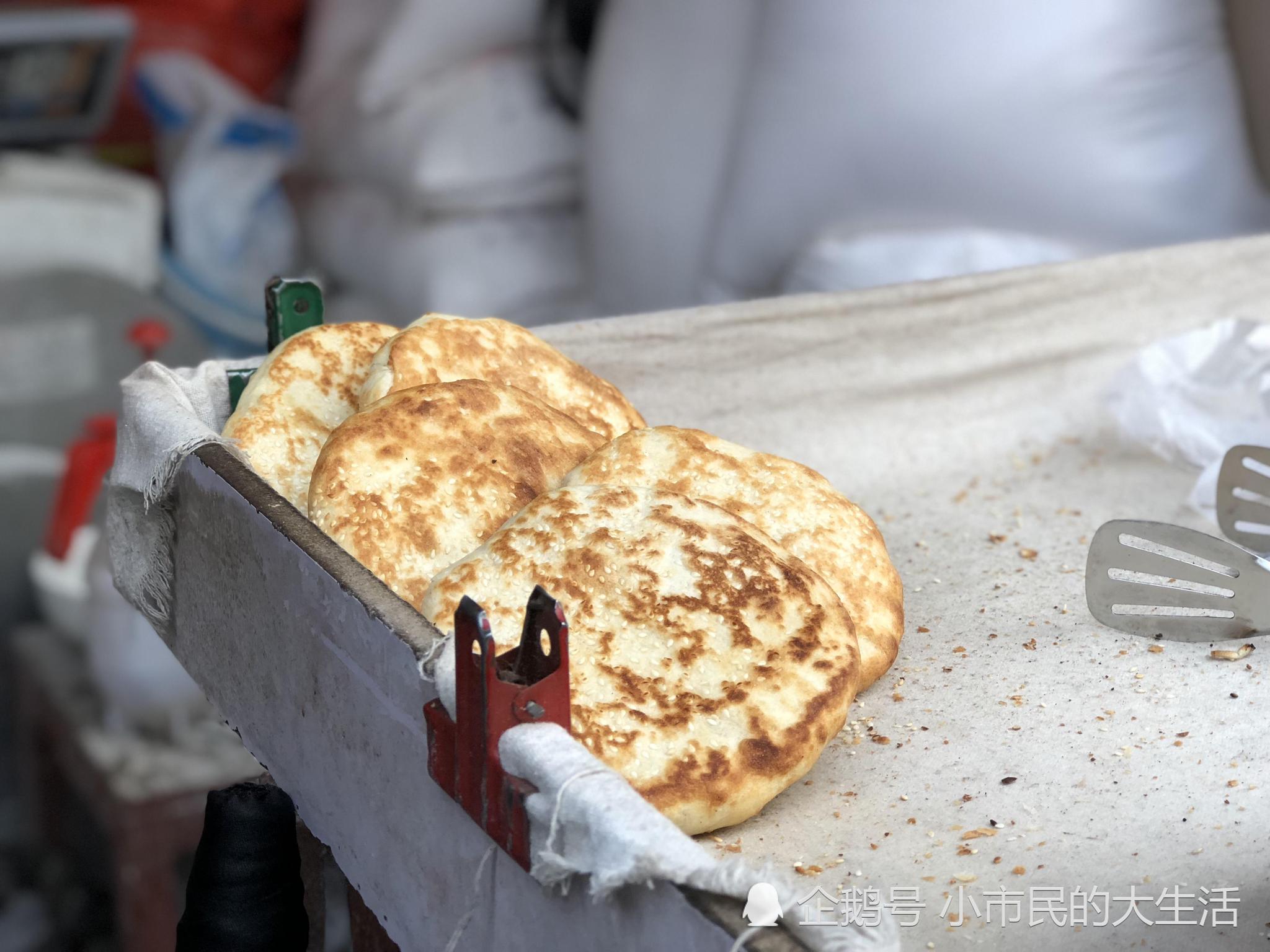 对河南人来说,火烧又叫烧饼,与小年几乎是划上了等号,没有火烧的小年