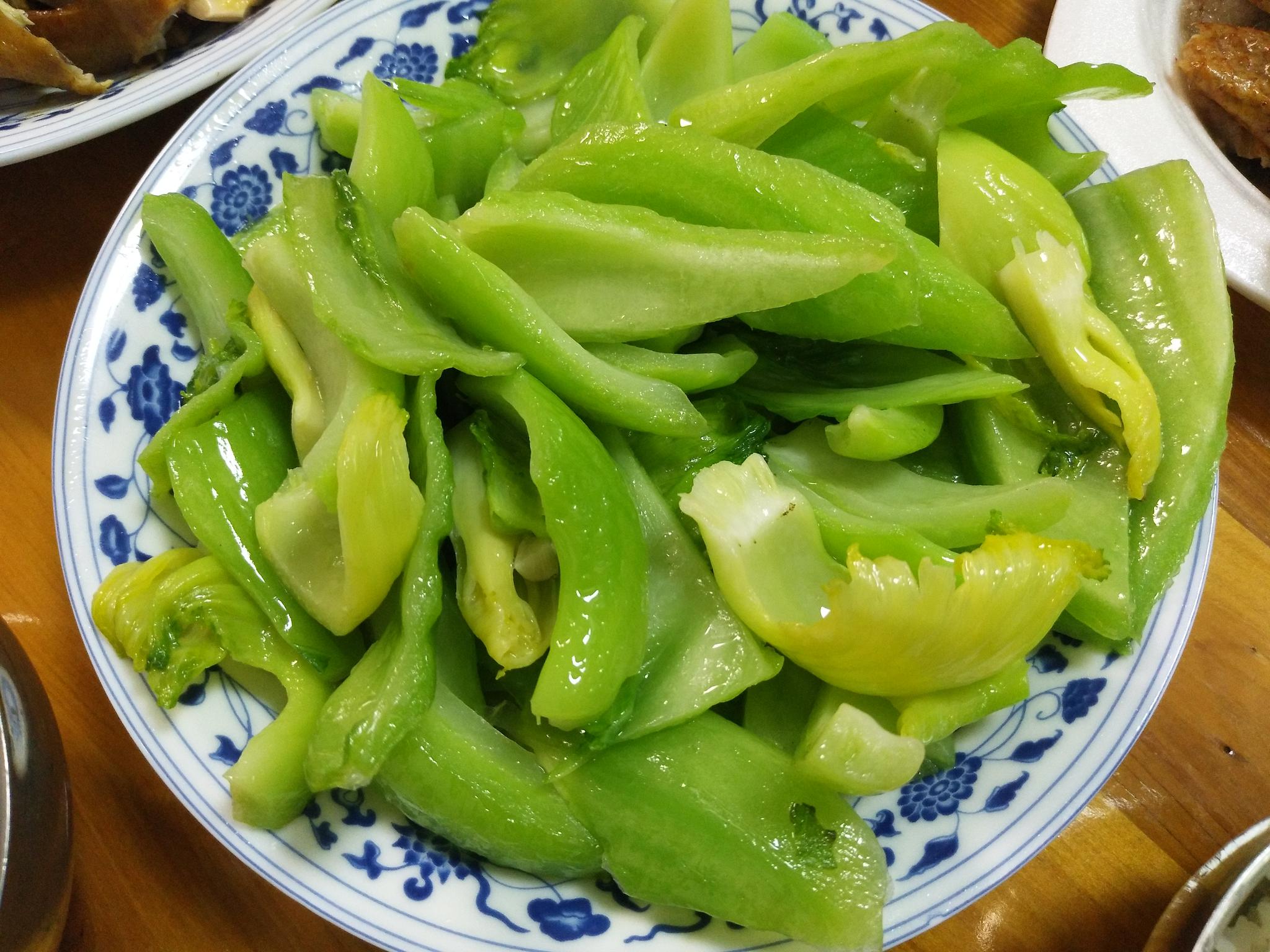 这道青菜必须点赞啊,炒的火候很够,用的是那种粗大的芥菜梗,去掉叶子