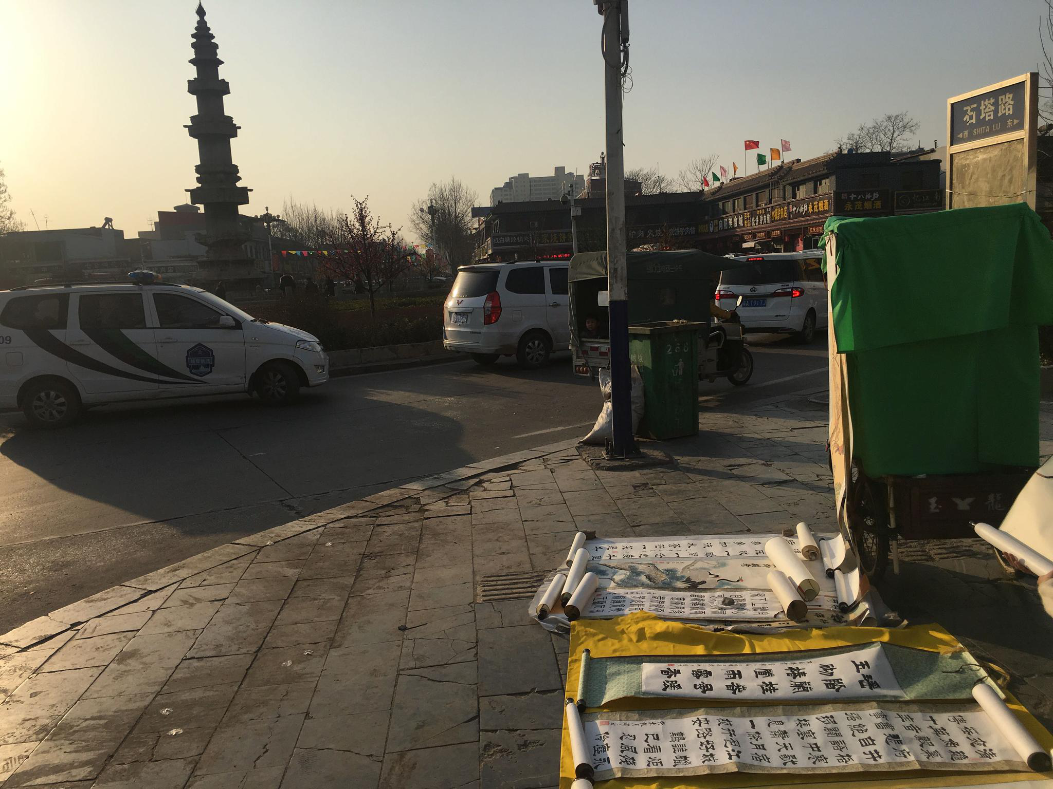 在河北省赵县古老的陀罗尼经幢边,发现一个卖画的小女孩.