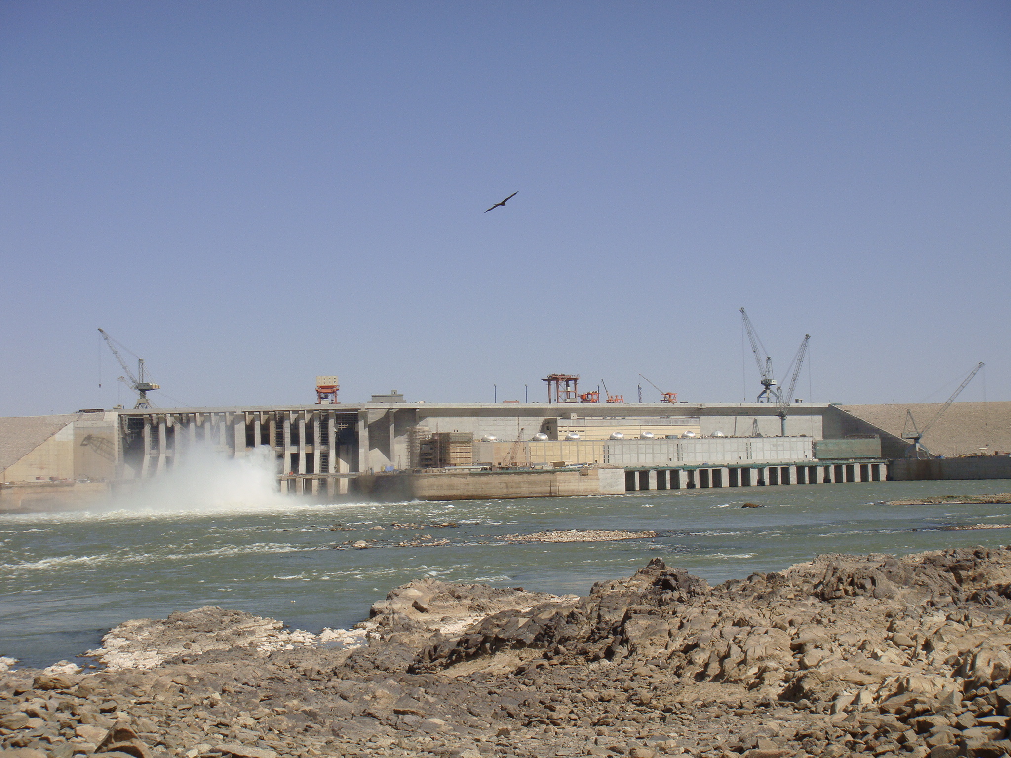 中国帮这个国家建最长水坝截断世界第一河工程让全世界感叹