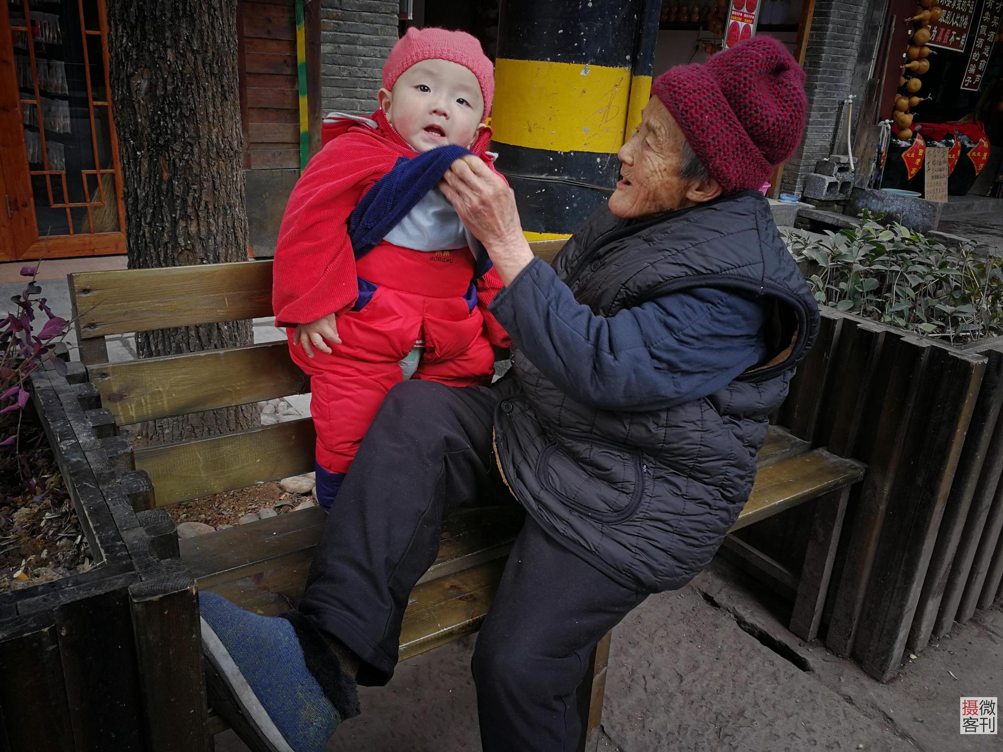 9旬老太背重孙街上逛数小时 过节能抱孩子最开心