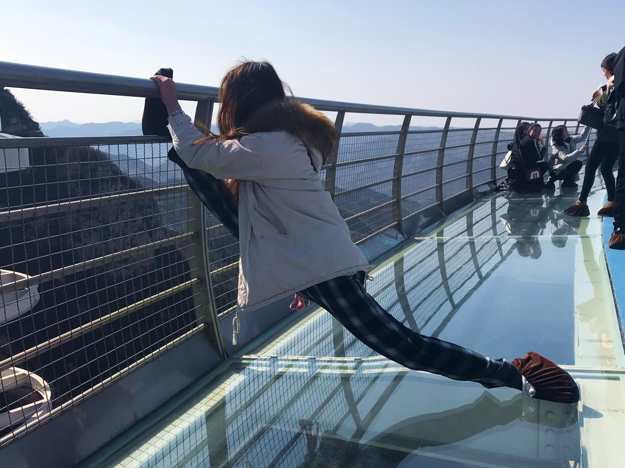 吓死胆小的 舞蹈系美女玻璃栈道秀高空一字马