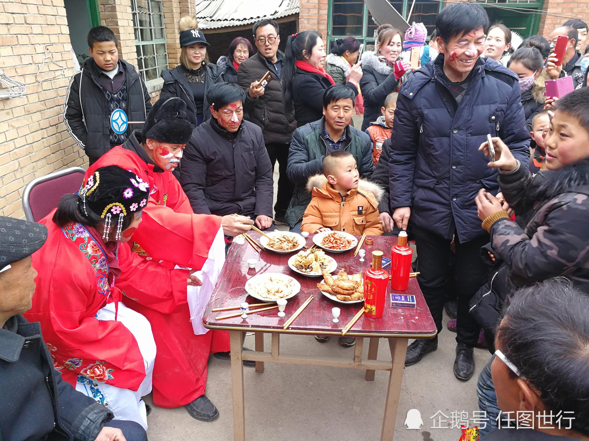 得子抱孙,全村村民敲锣打鼓道喜祝贺,你的家乡有这习俗吗?