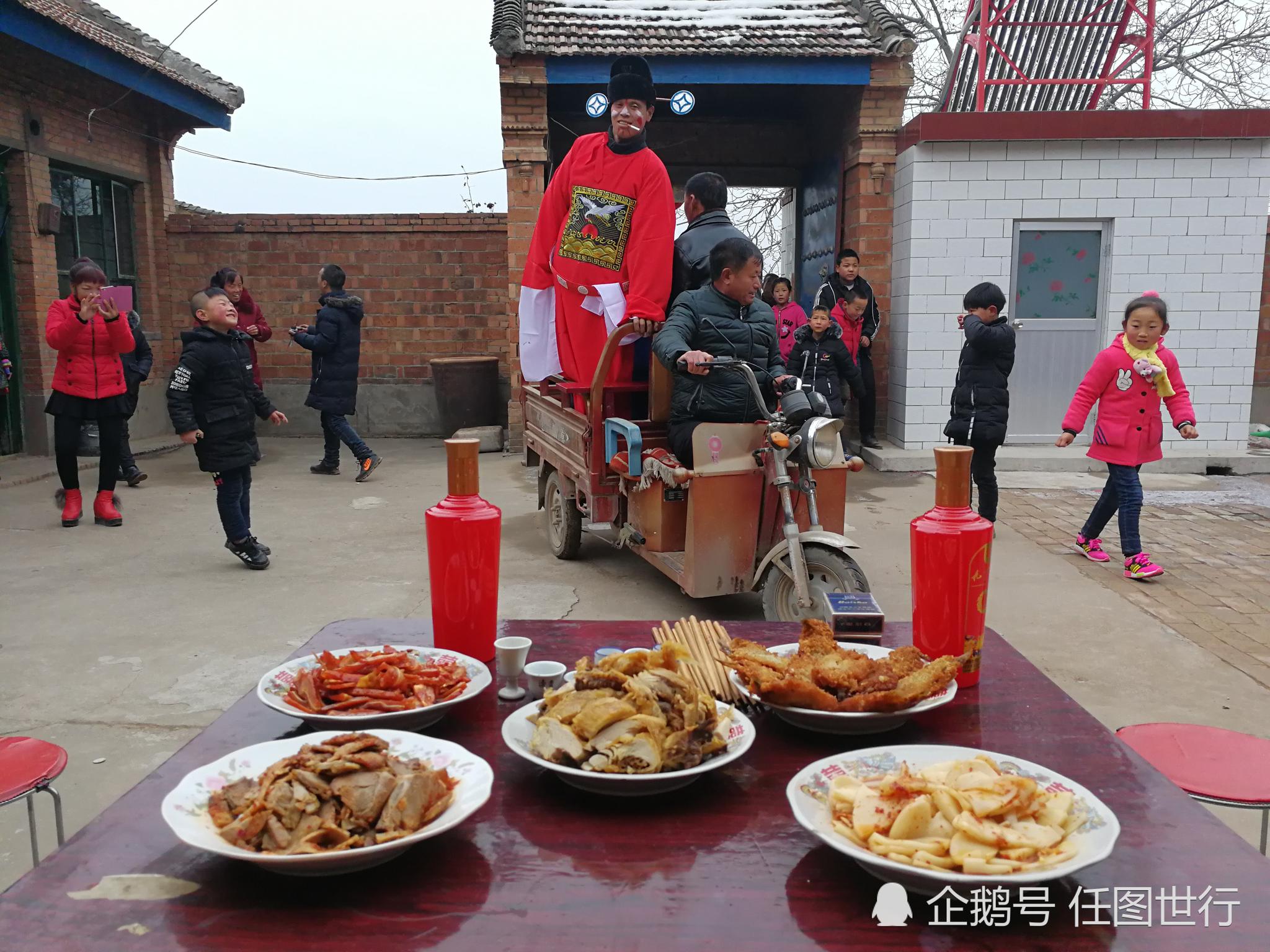 得子抱孙,全村村民敲锣打鼓道喜祝贺,你的家乡有这习俗吗?