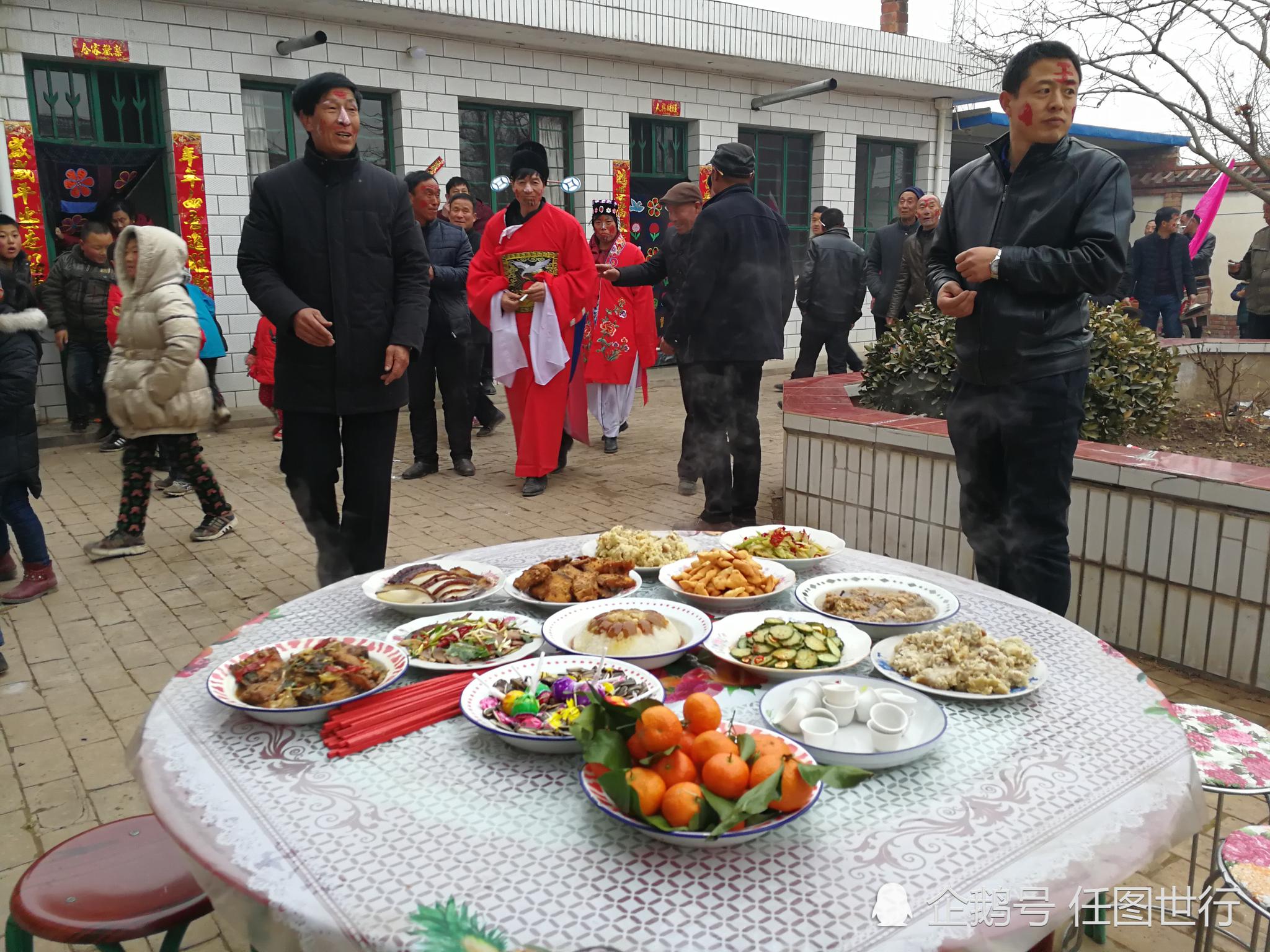 得子抱孙,全村村民敲锣打鼓道喜祝贺,你的家乡有这习俗吗?