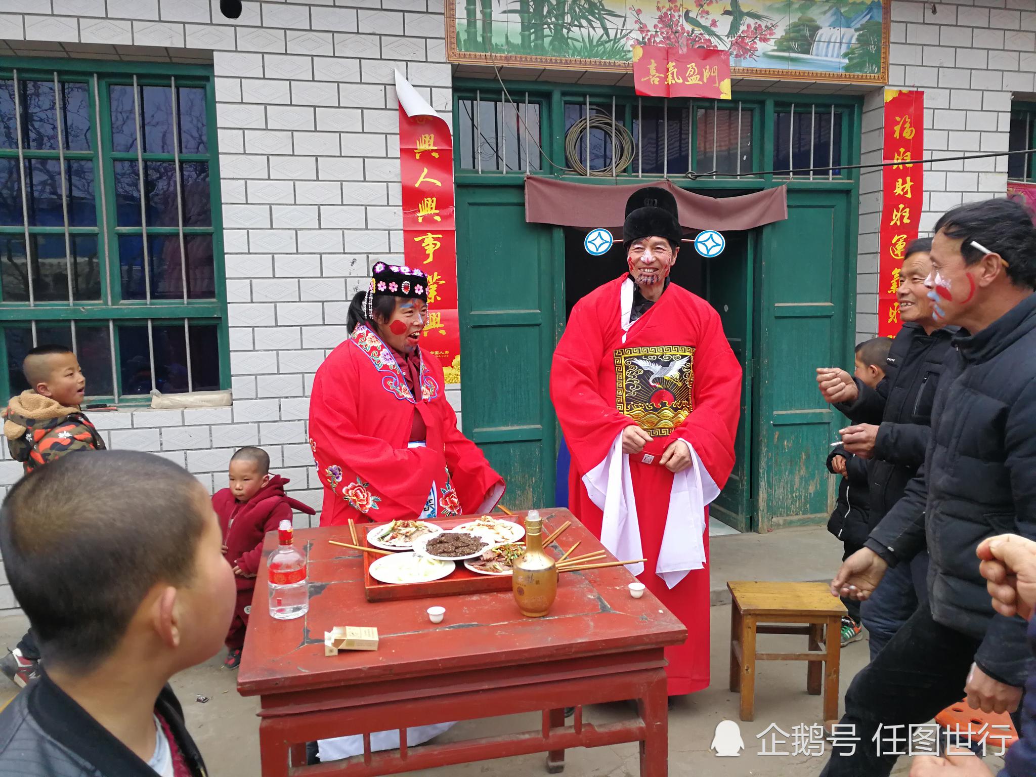 得子抱孙,全村村民敲锣打鼓道喜祝贺,你的家乡有这习俗吗?