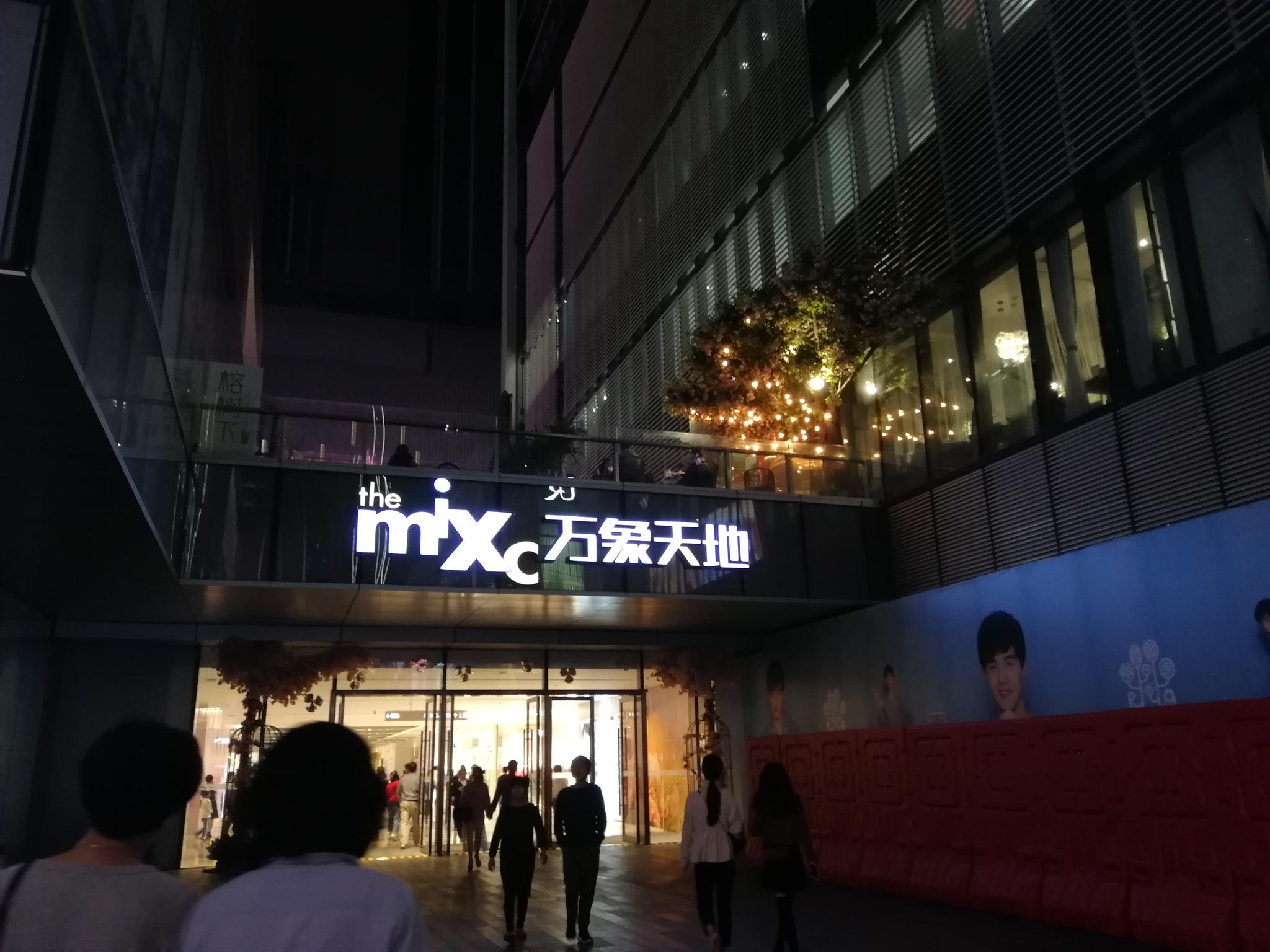 深圳南山万象天地不仅是购物天地到了晚上还是拍摄之地