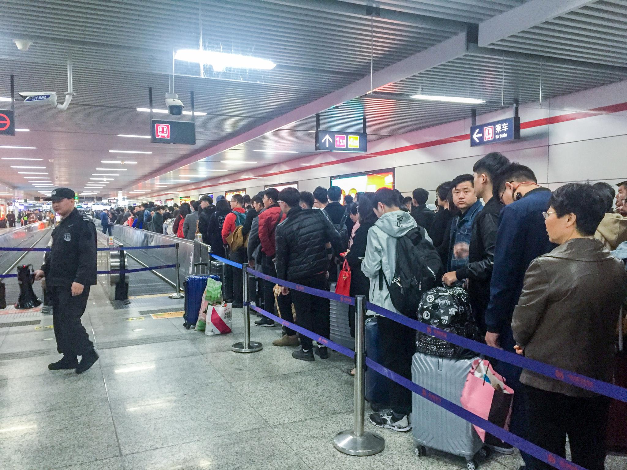 实拍杭州东站人潮 万米长队极其罕见!