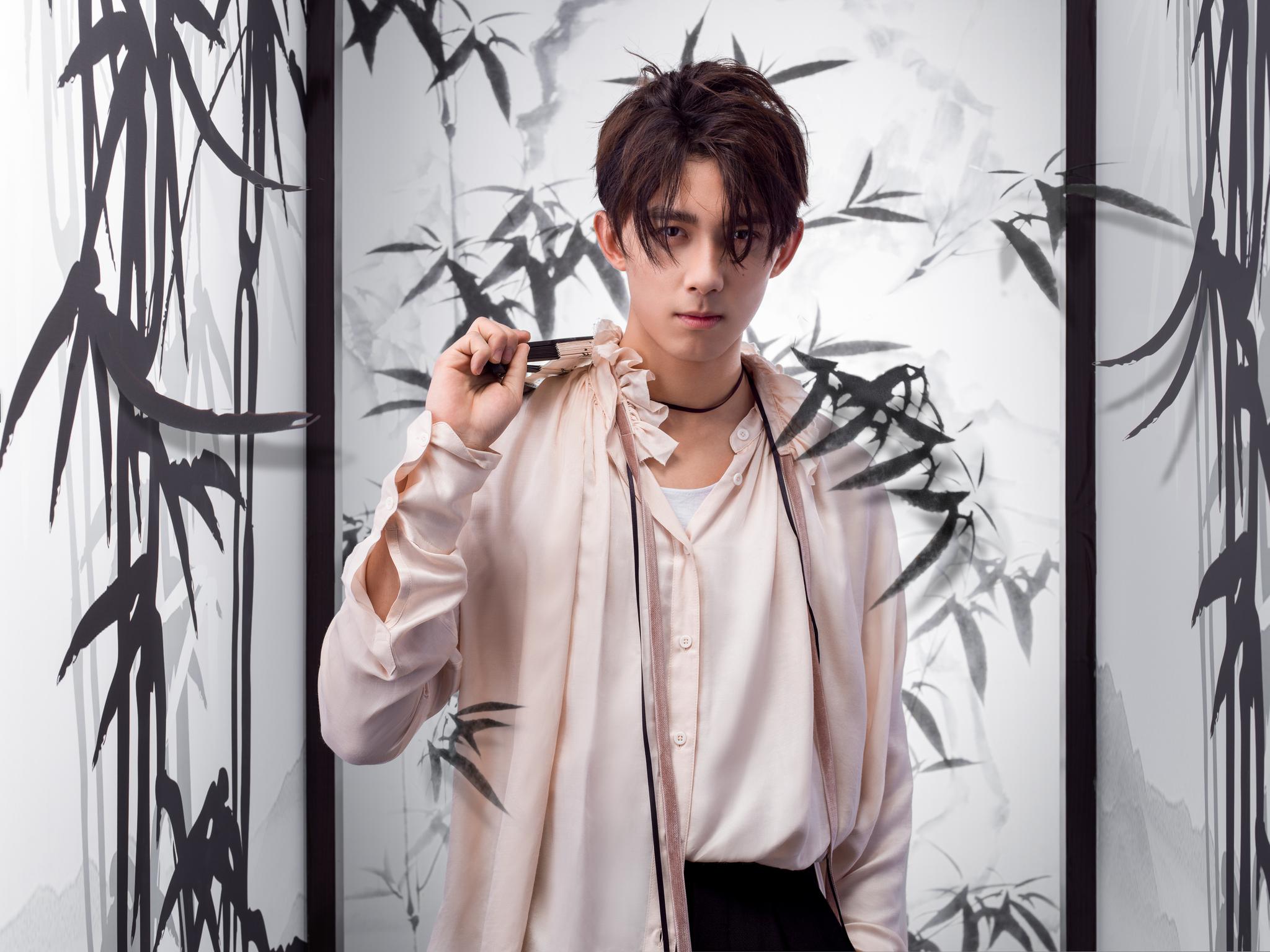 少年意气与水墨交汇,白衣飘飘侠气正燃.图中人