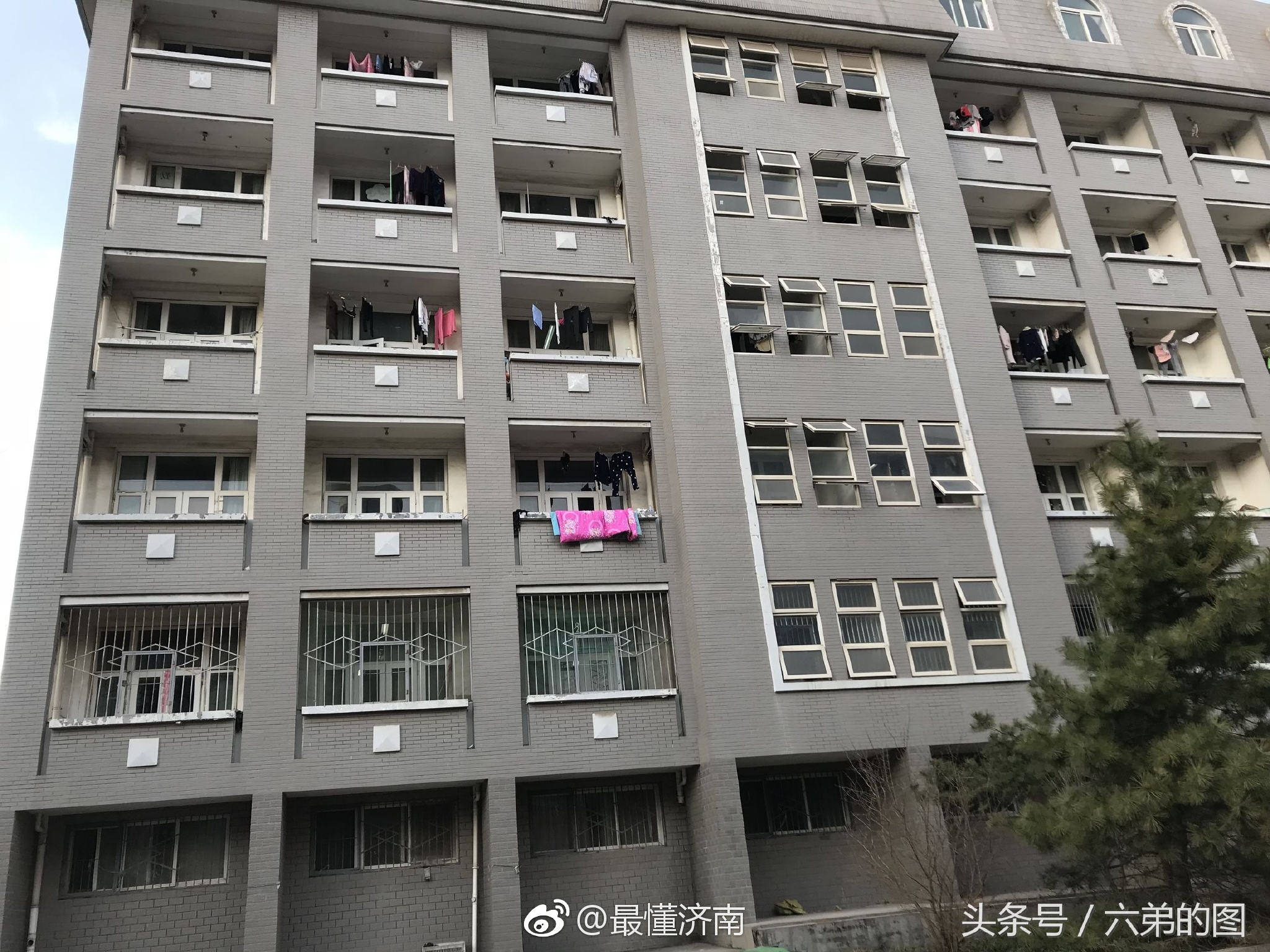 济南一高校女大学生回校开始晒被子,宿舍阳台成晒被场