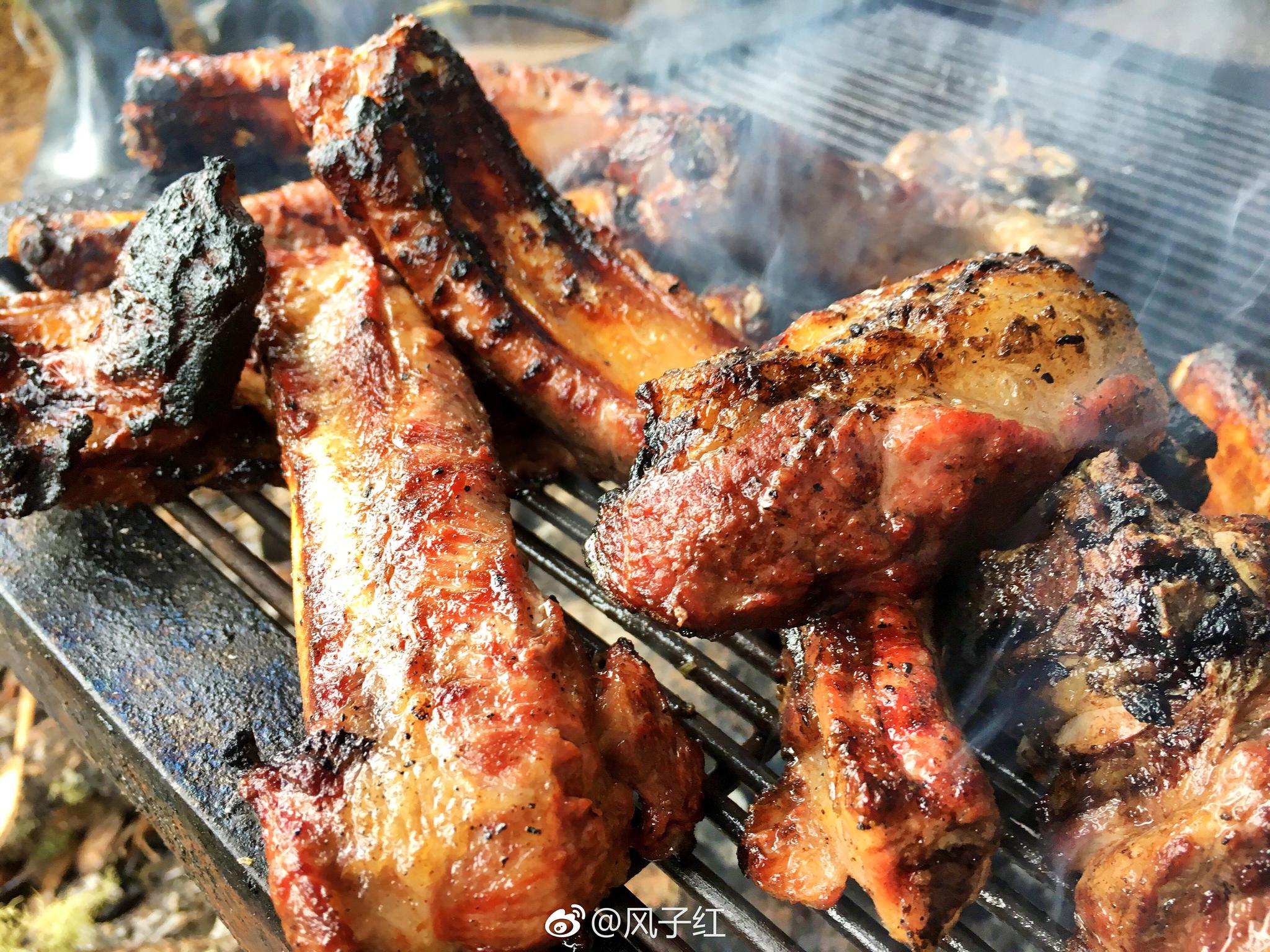承蒙当地摩梭人邀请,被带到只有当地人才会来的湖边烧烤