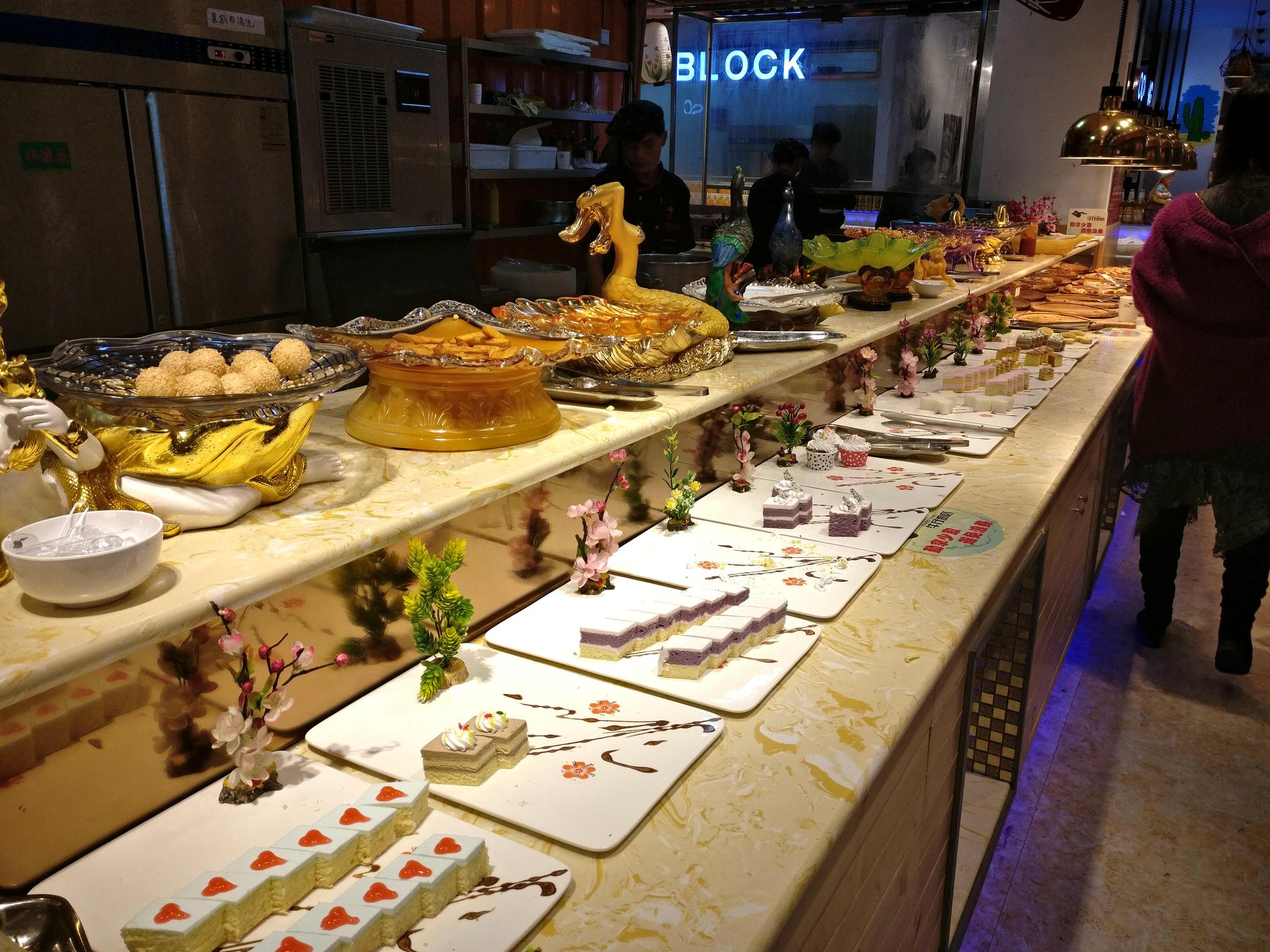 老公请吃自助餐品种太多吃到扶墙出来才花了130元太值了