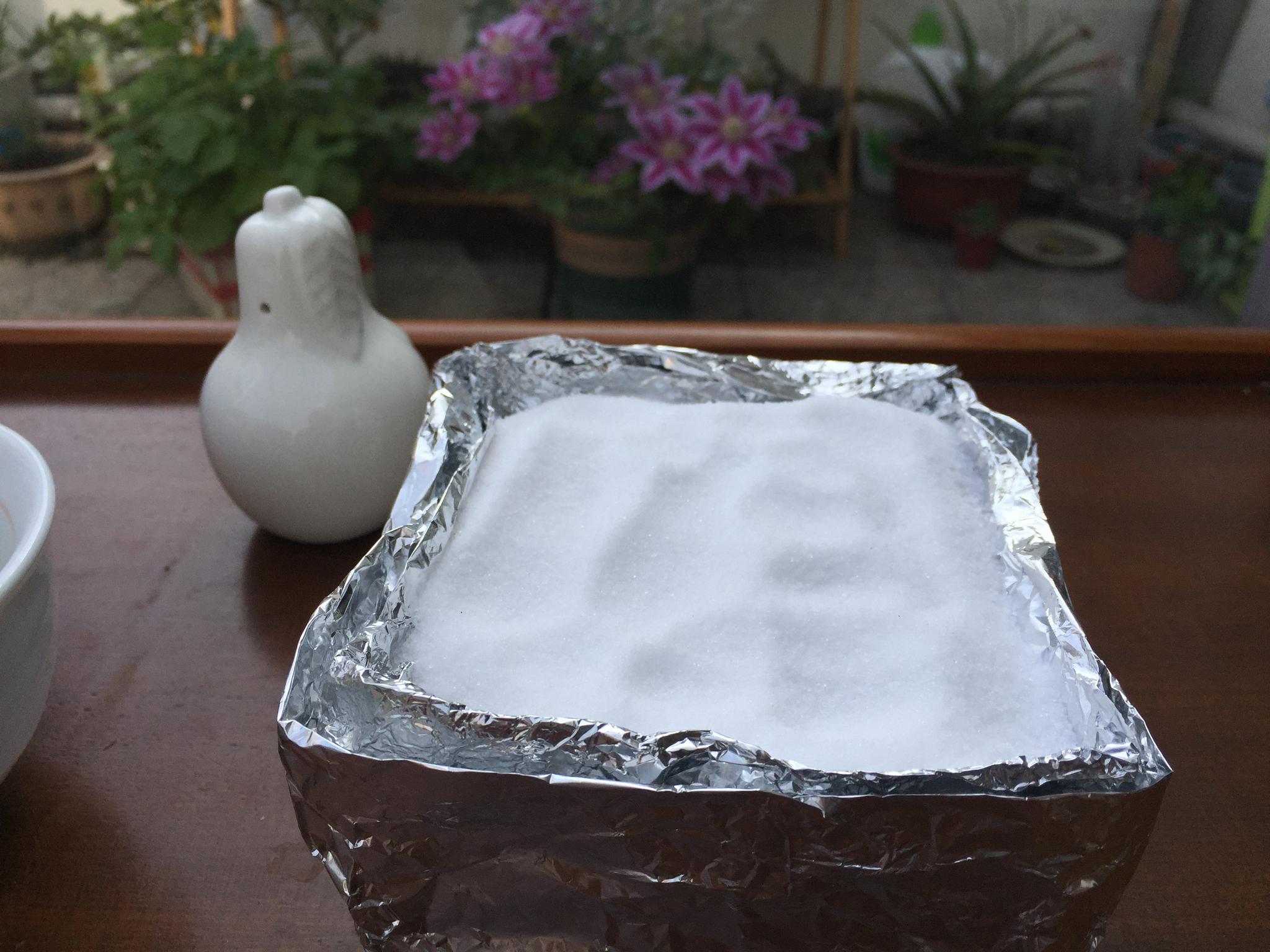 90分钟后,盐会变成盐壳取走盐壳,倒掉里面的肉汁再放入烤箱,200度50